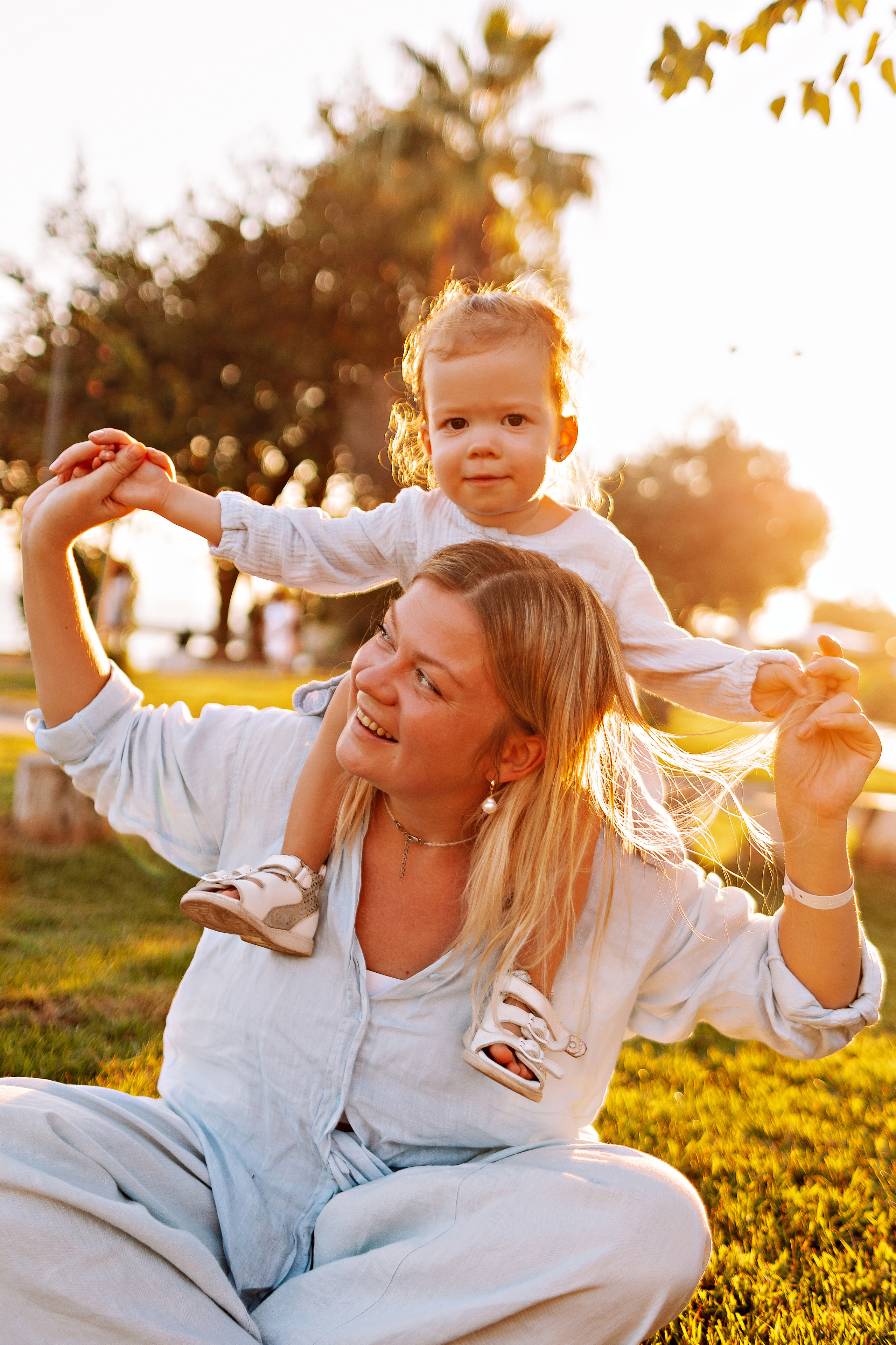 Сиде с малышкой. Семейный фотограф Тюмень, фотограф на роды Салмина Мария