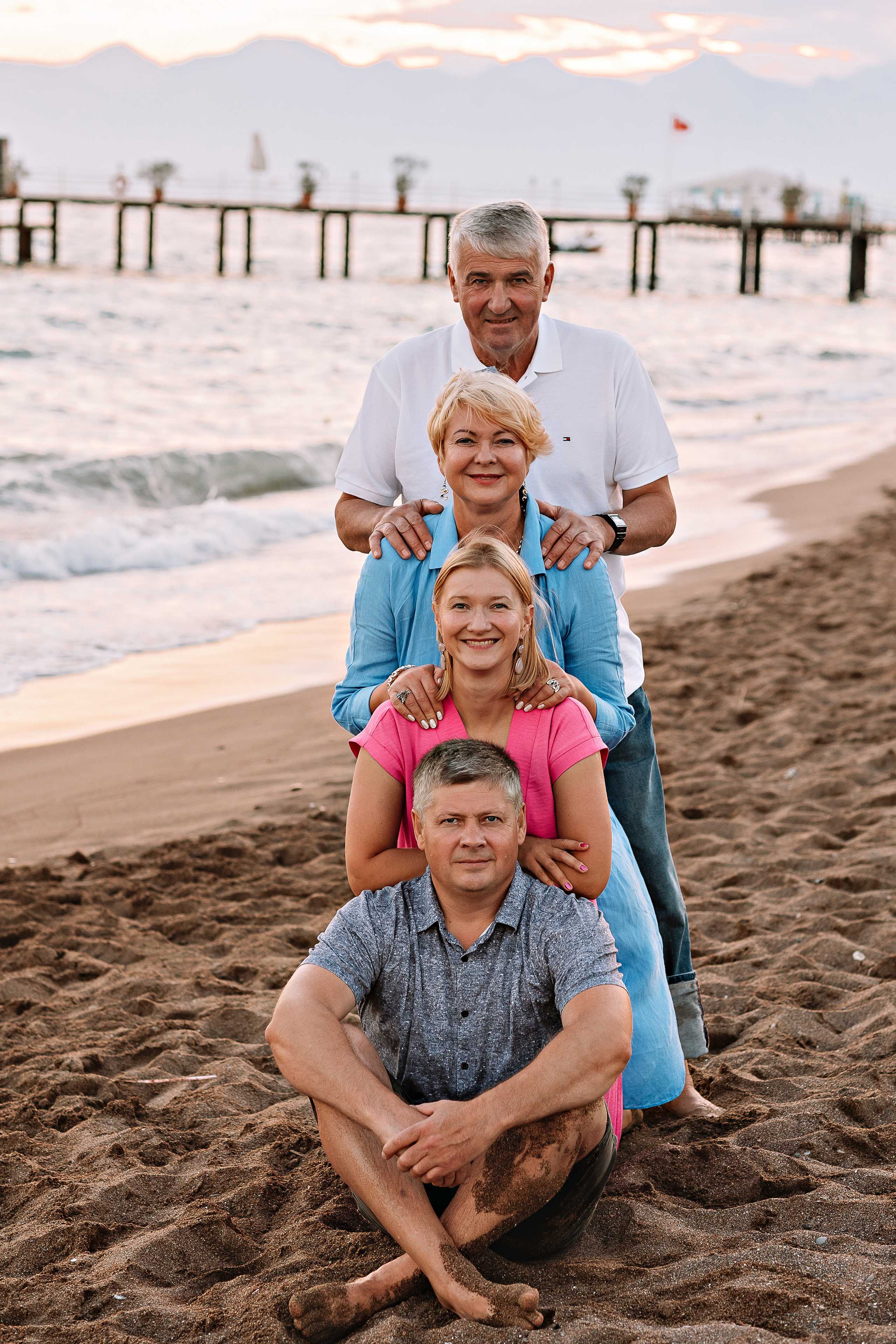 Семейная на берегу. Семейный фотограф Тюмень, фотограф на роды Салмина Мария