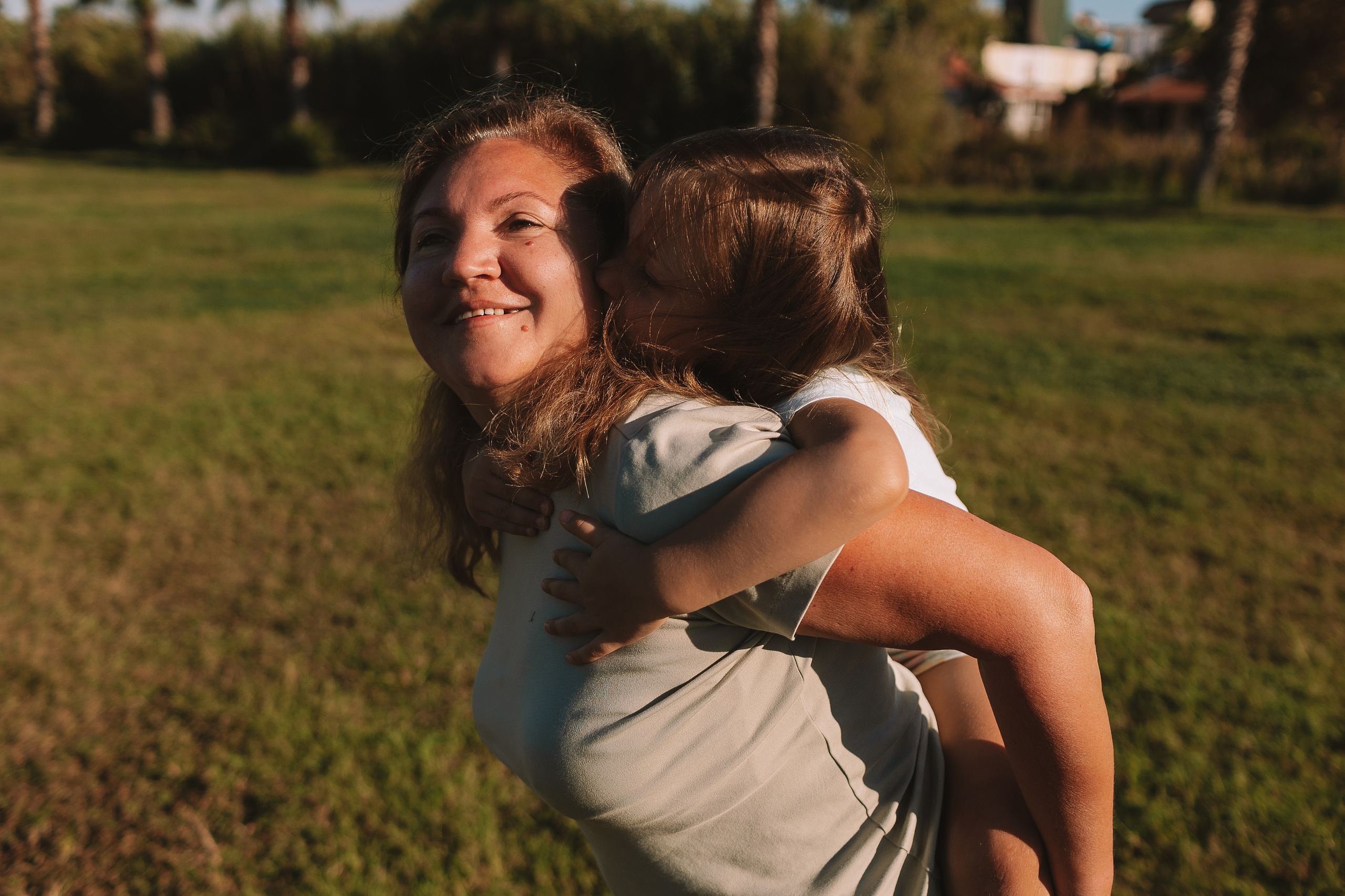 Пляж Сиде (бабушка и внучка). Семейный фотограф Тюмень, фотограф на роды Салмина Мария
