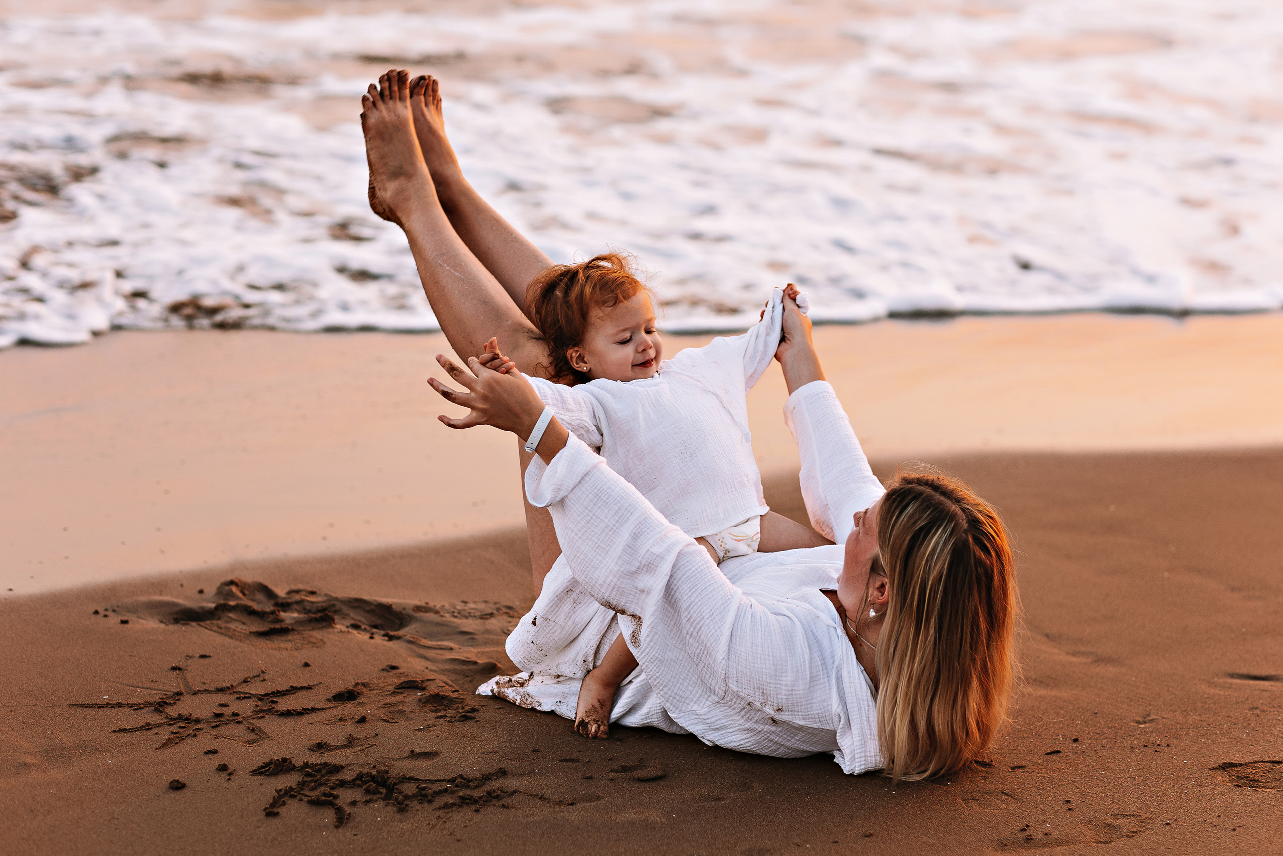 Сиде с малышкой. Семейный фотограф Тюмень, фотограф на роды Салмина Мария