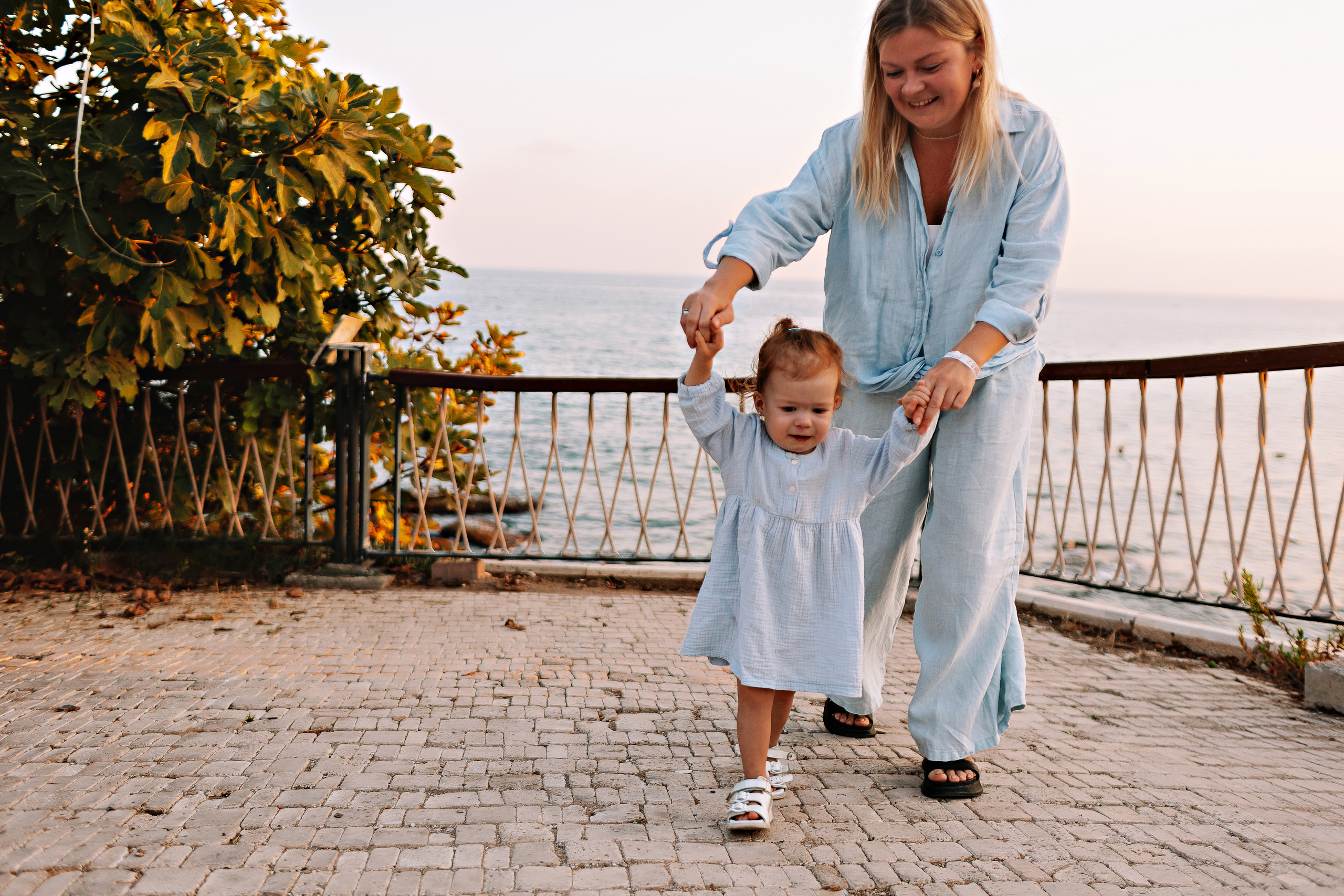 Сиде с малышкой. Семейный фотограф Тюмень, фотограф на роды Салмина Мария