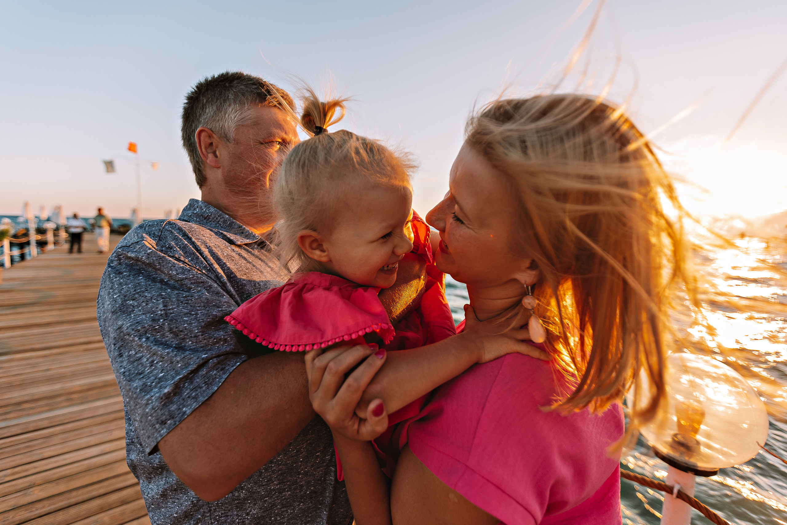 Семейная на берегу. Семейный фотограф Тюмень, фотограф на роды Салмина Мария