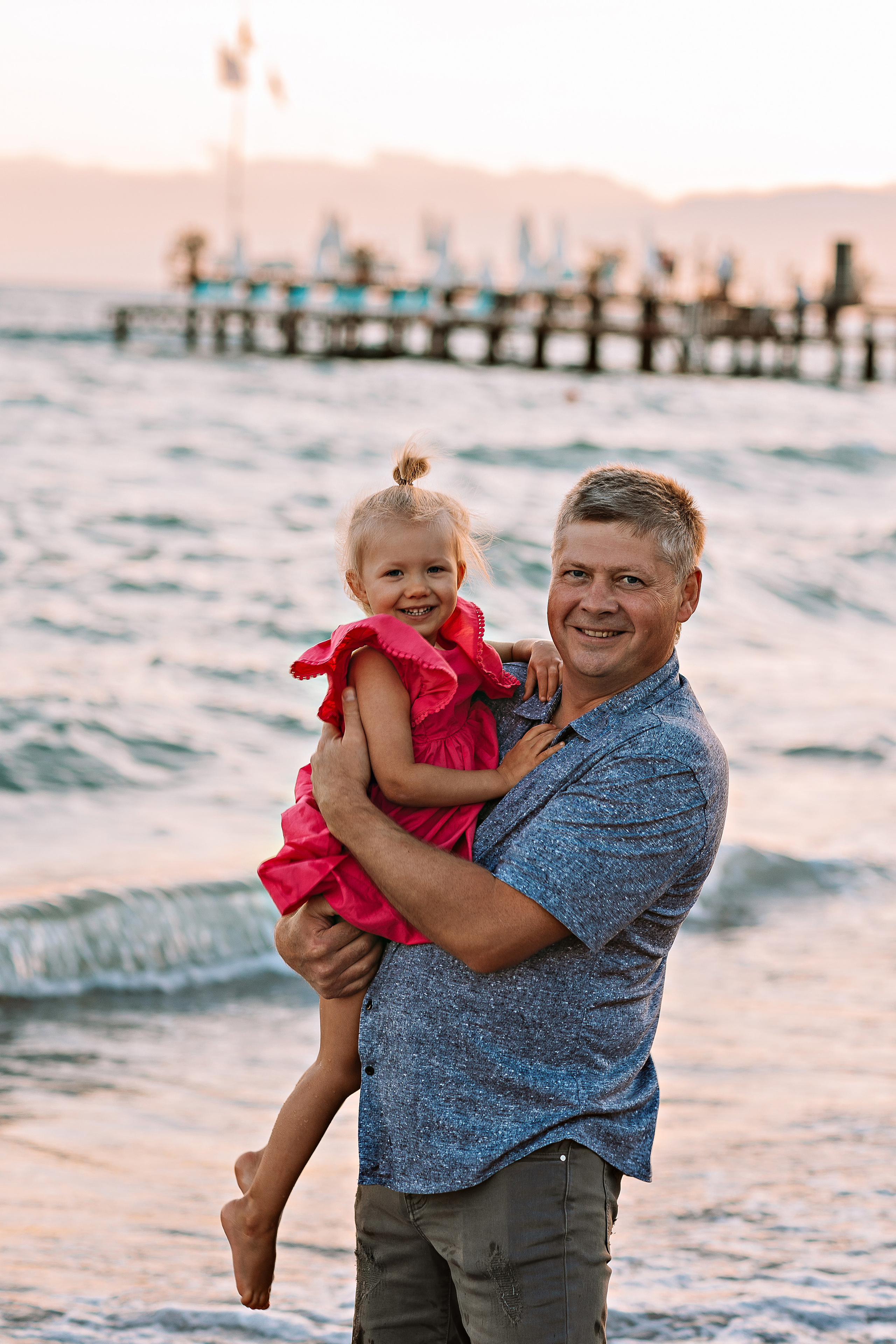 Семейная на берегу. Семейный фотограф Тюмень, фотограф на роды Салмина Мария