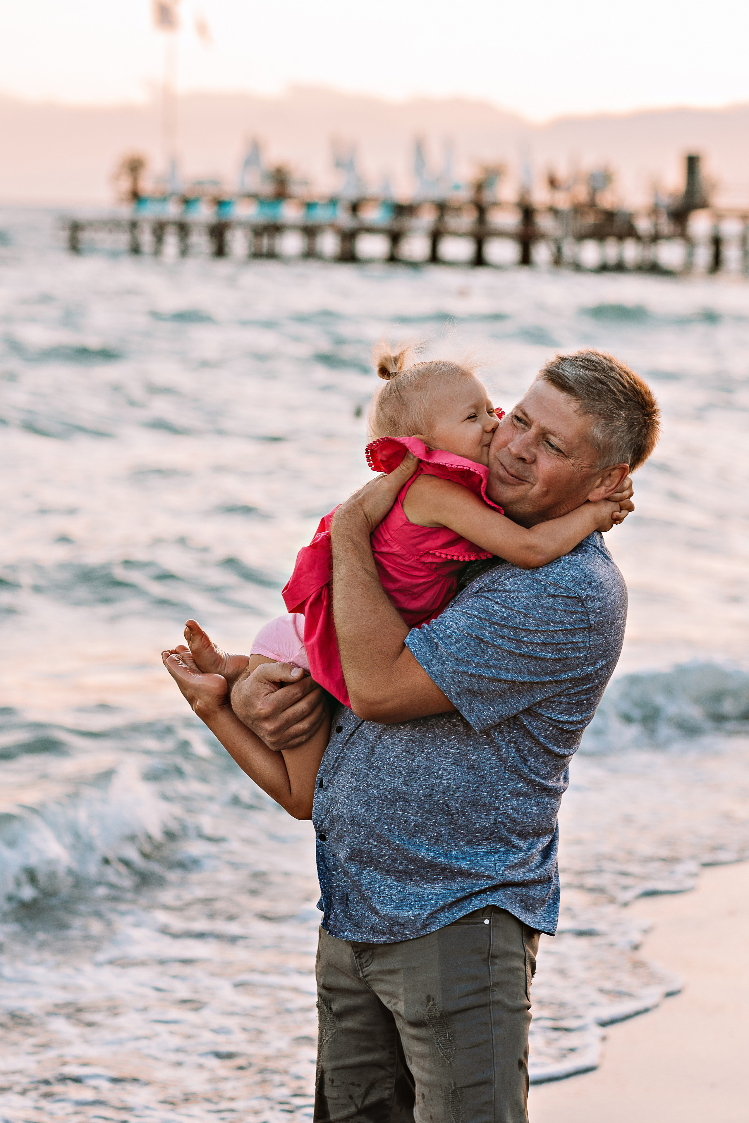 Семейная на берегу. Семейный фотограф Тюмень, фотограф на роды Салмина Мария