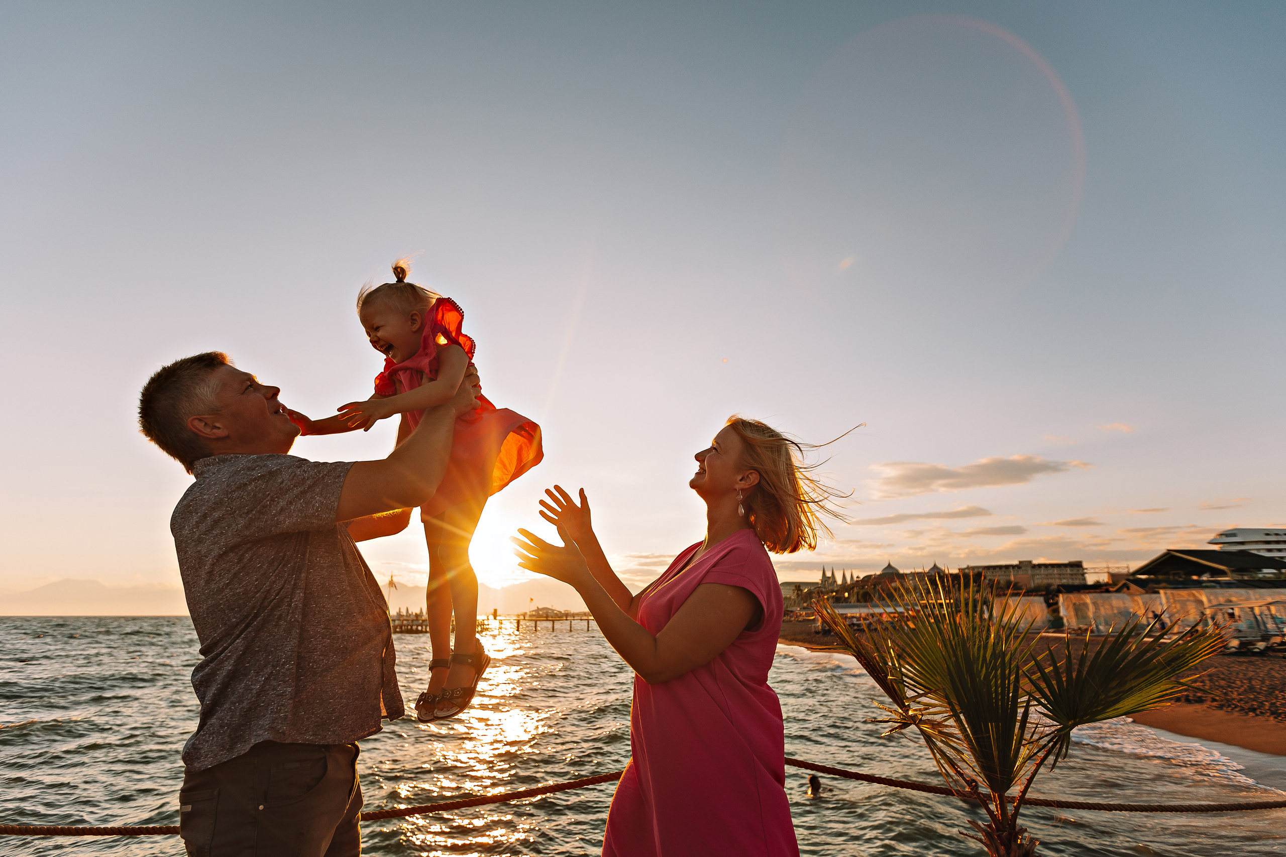 Семейная на берегу. Семейный фотограф Тюмень, фотограф на роды Салмина Мария