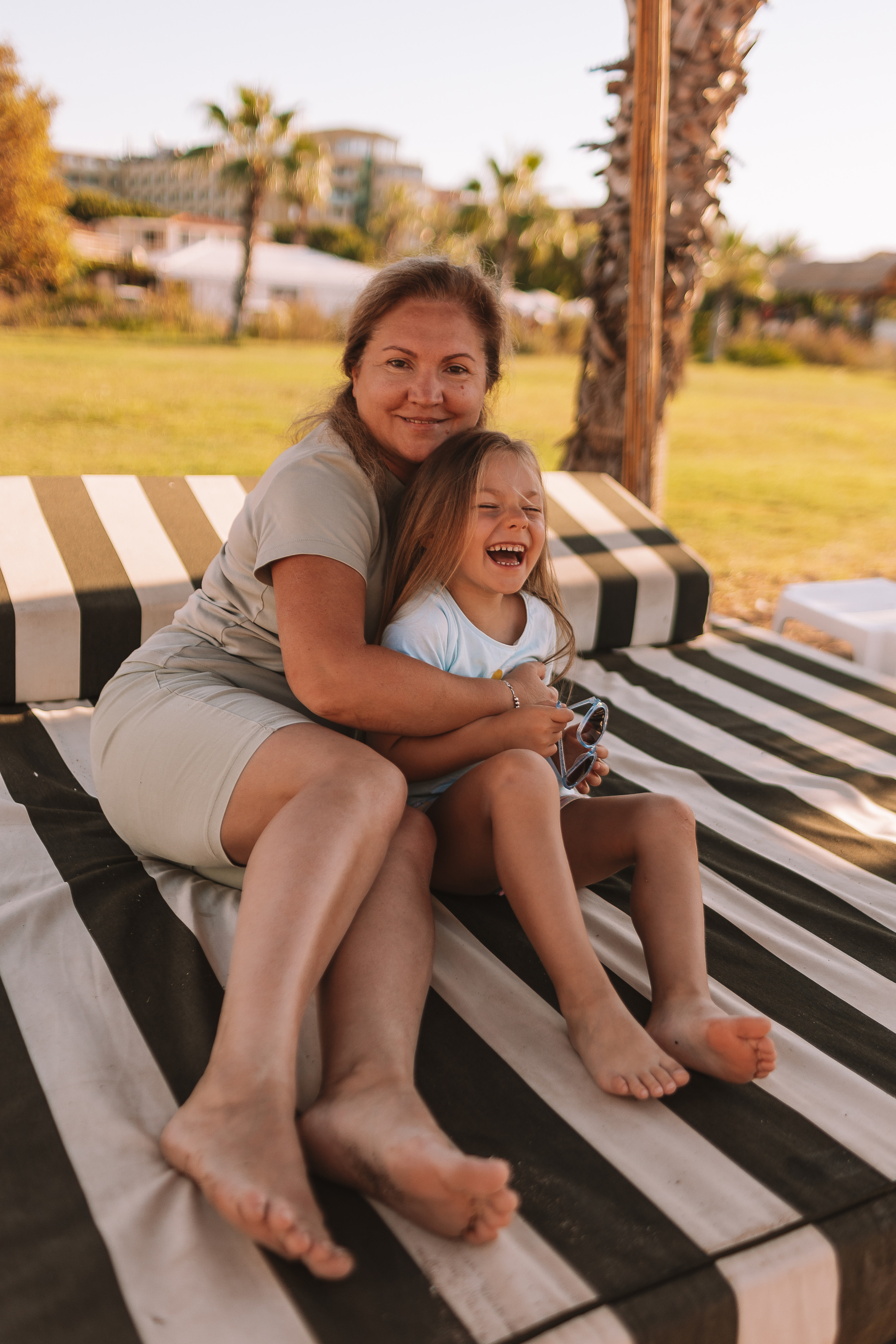 Пляж Сиде (бабушка и внучка). Семейный фотограф Тюмень, фотограф на роды Салмина Мария