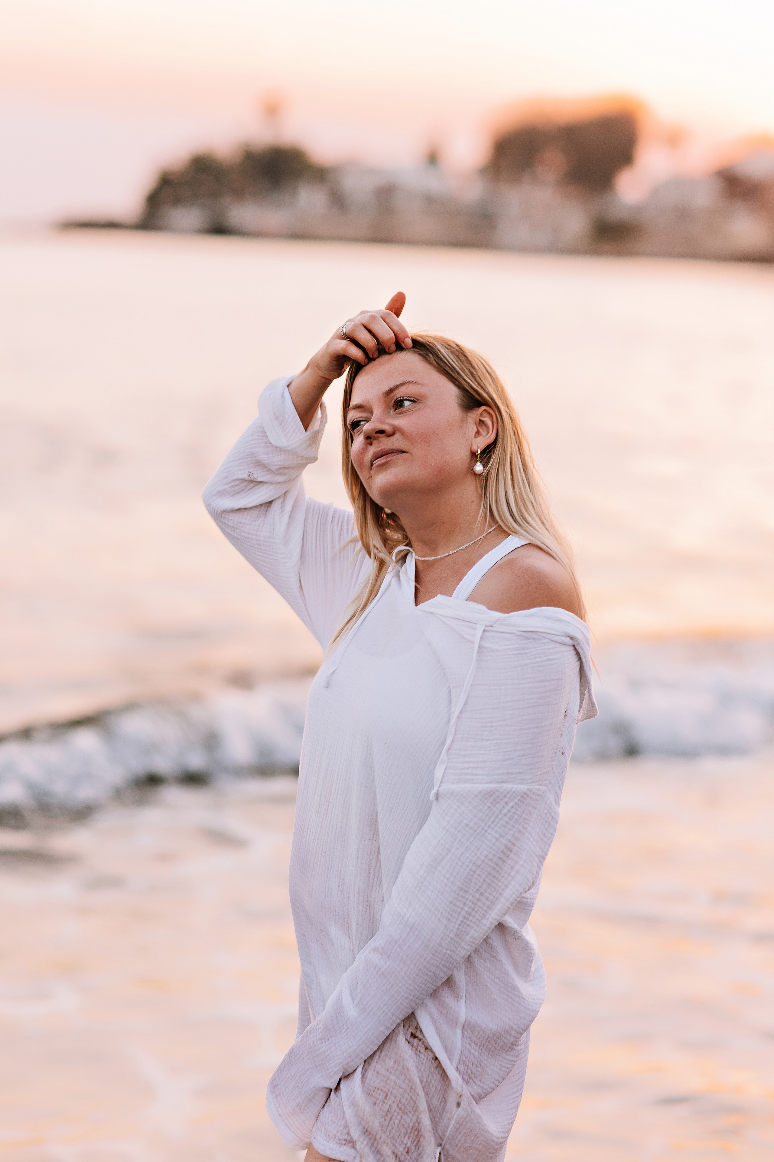 Сиде с малышкой. Семейный фотограф Тюмень, фотограф на роды Салмина Мария
