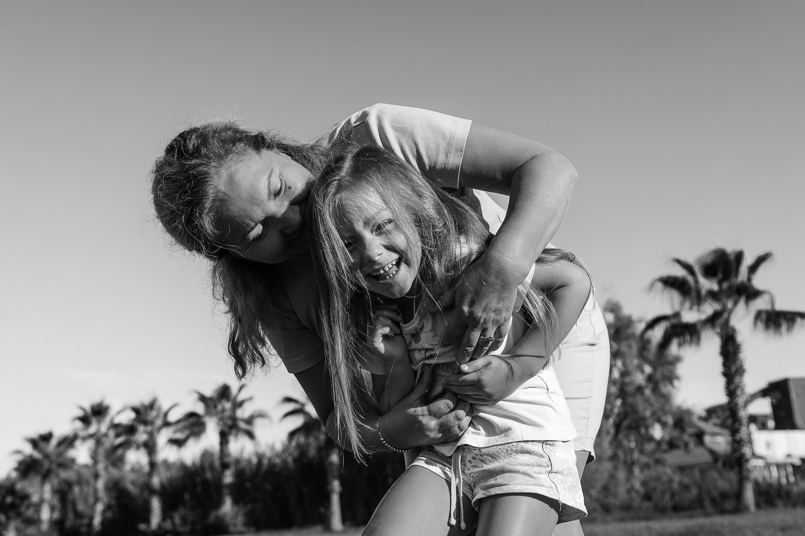 Пляж Сиде (бабушка и внучка). Семейный фотограф Тюмень, фотограф на роды Салмина Мария