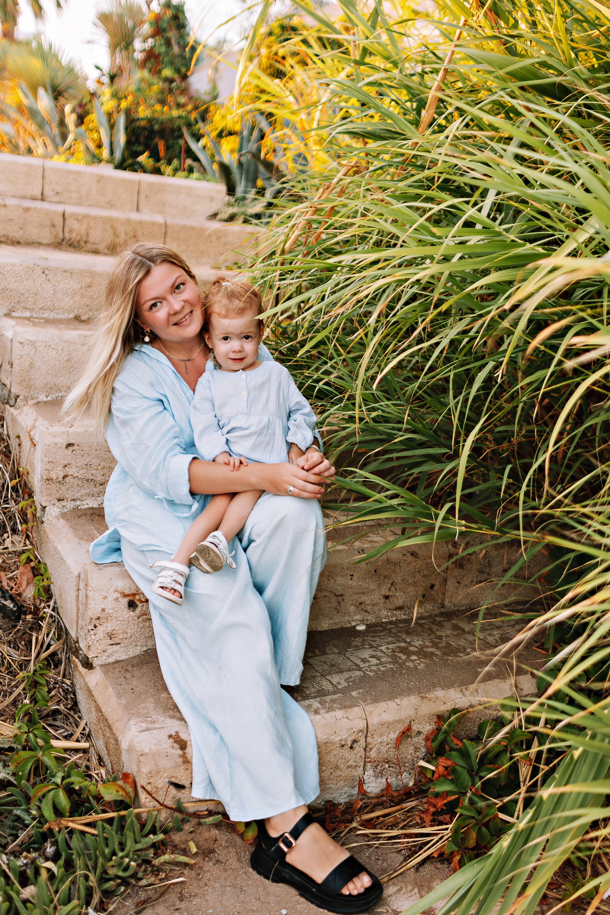 Сиде с малышкой. Семейный фотограф Тюмень, фотограф на роды Салмина Мария