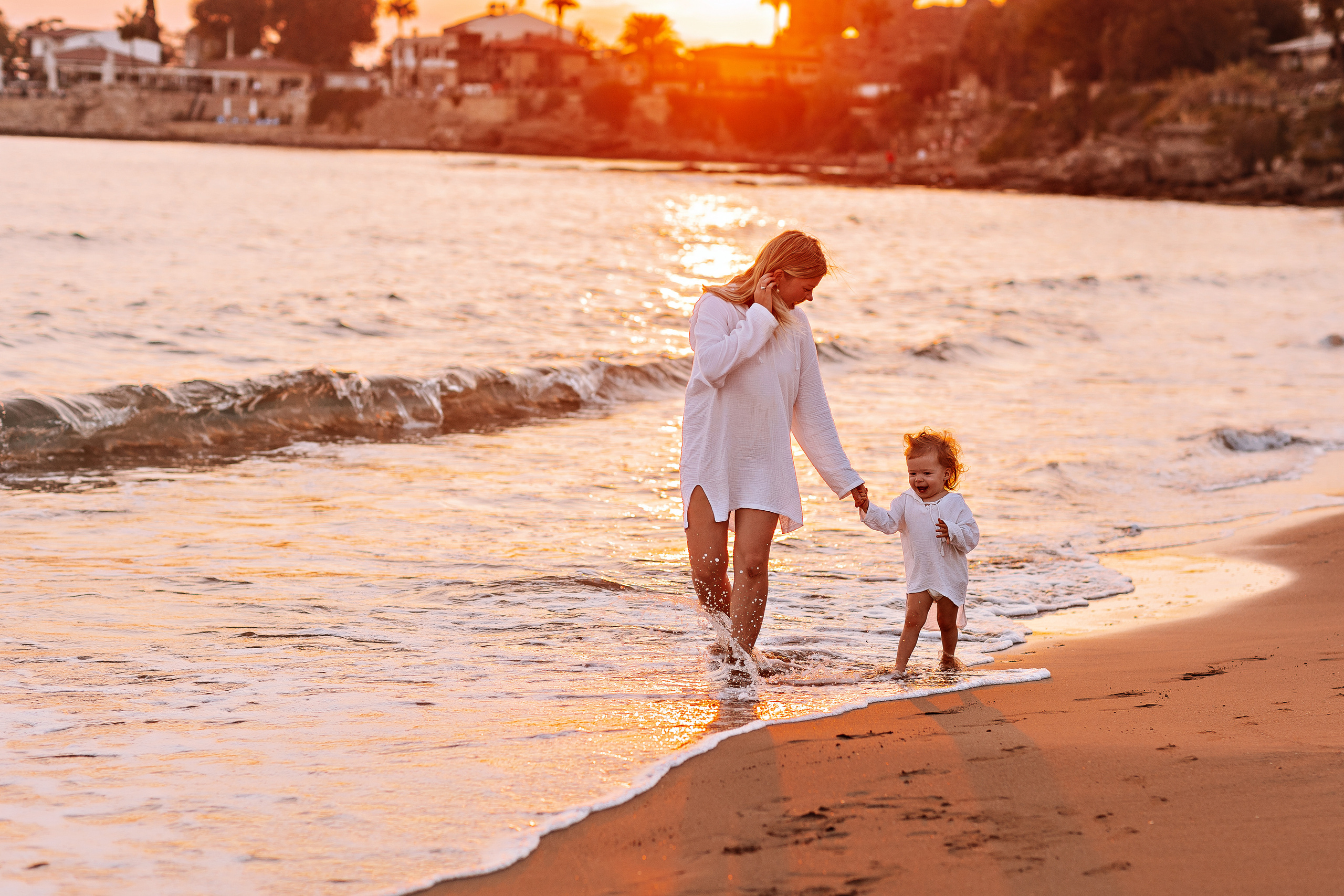 Сиде с малышкой. Семейный фотограф Тюмень, фотограф на роды Салмина Мария
