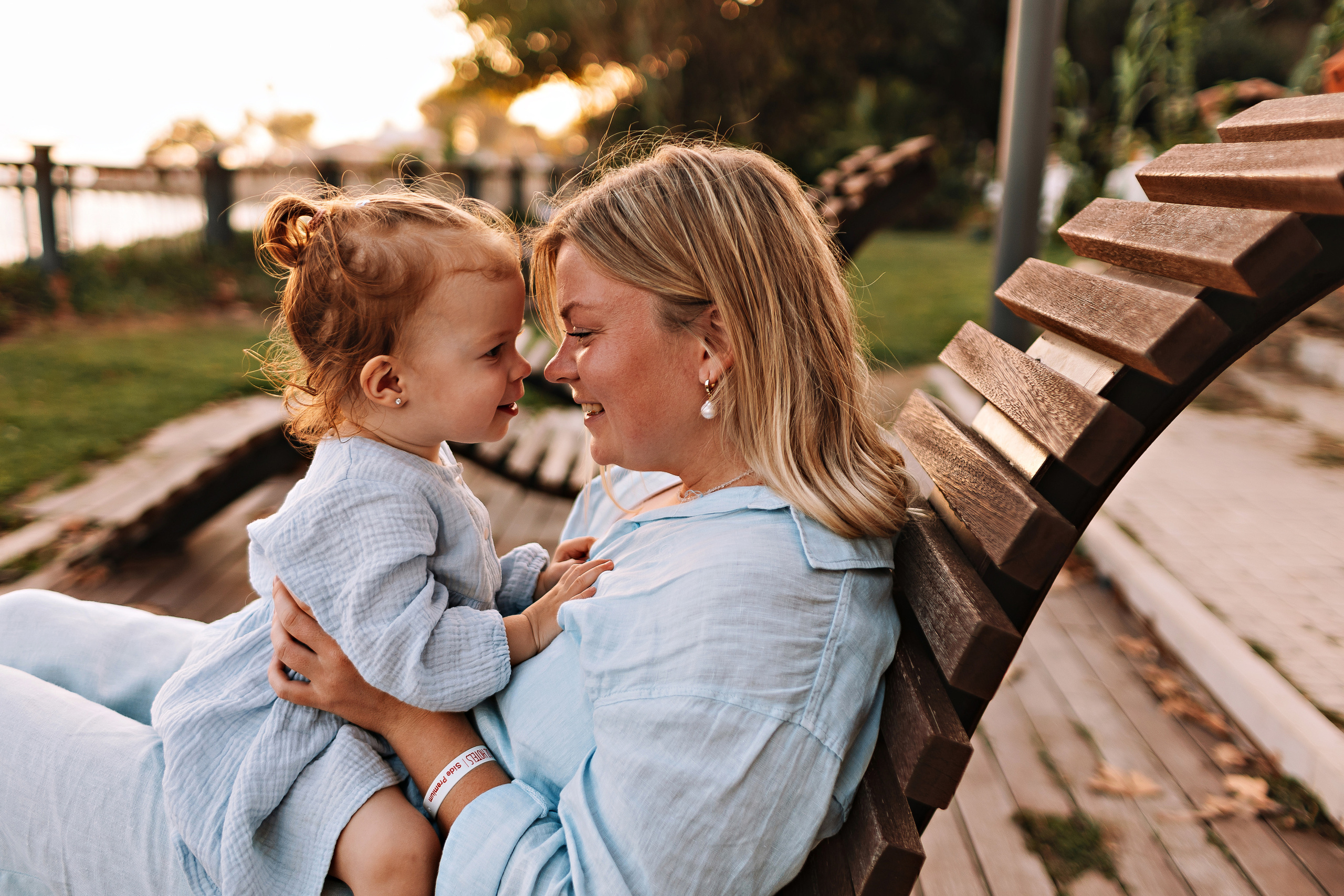 Сиде с малышкой. Семейный фотограф Тюмень, фотограф на роды Салмина Мария