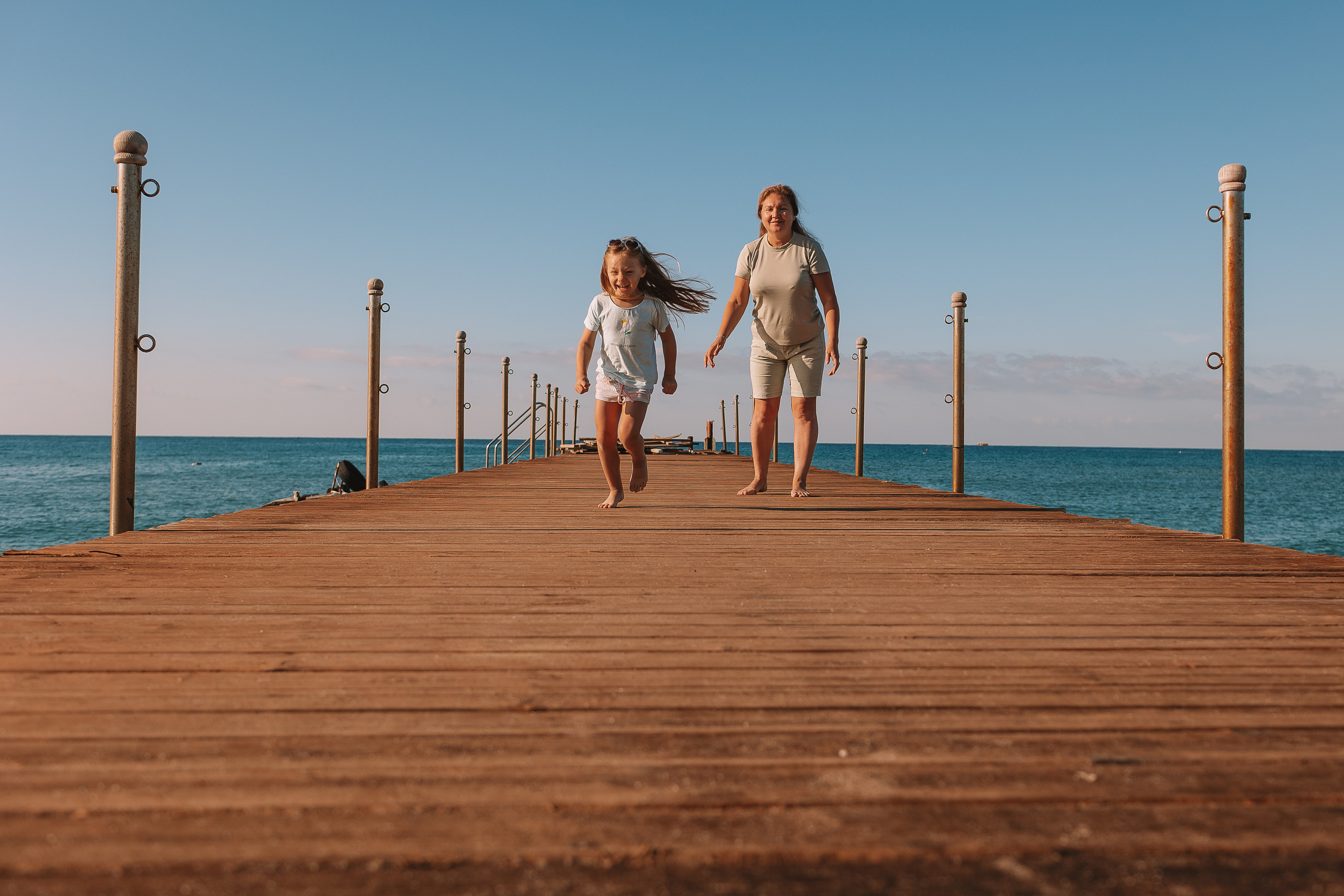Пляж Сиде (бабушка и внучка). Семейный фотограф Тюмень, фотограф на роды Салмина Мария