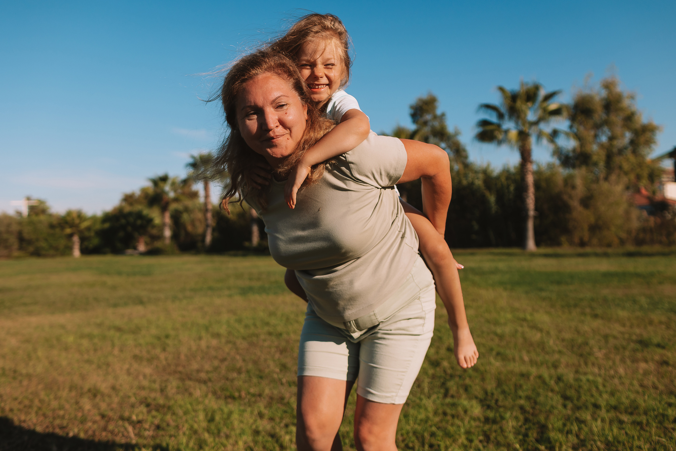 Пляж Сиде (бабушка и внучка). Семейный фотограф Тюмень, фотограф на роды Салмина Мария