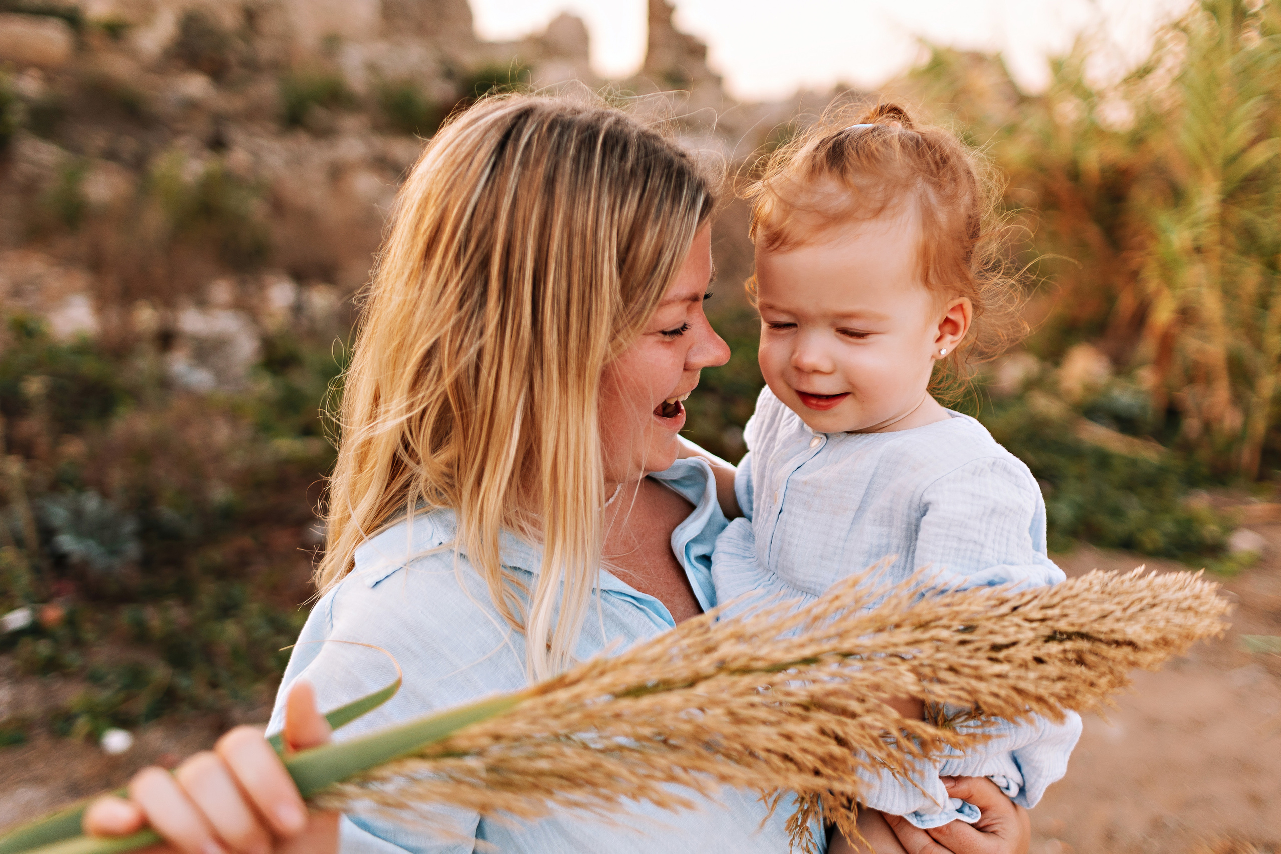 Сиде с малышкой. Семейный фотограф Тюмень, фотограф на роды Салмина Мария
