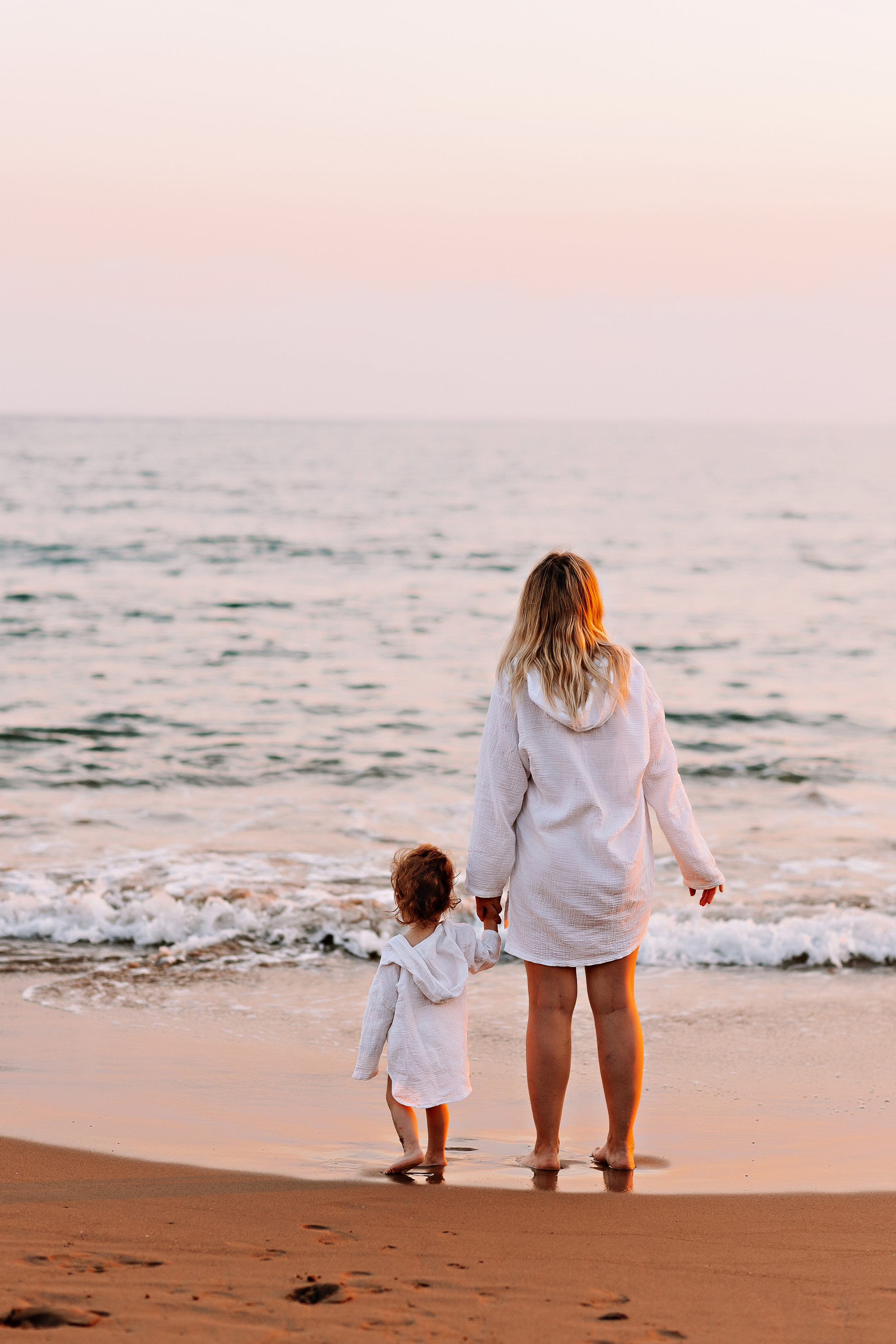 Сиде с малышкой. Семейный фотограф Тюмень, фотограф на роды Салмина Мария