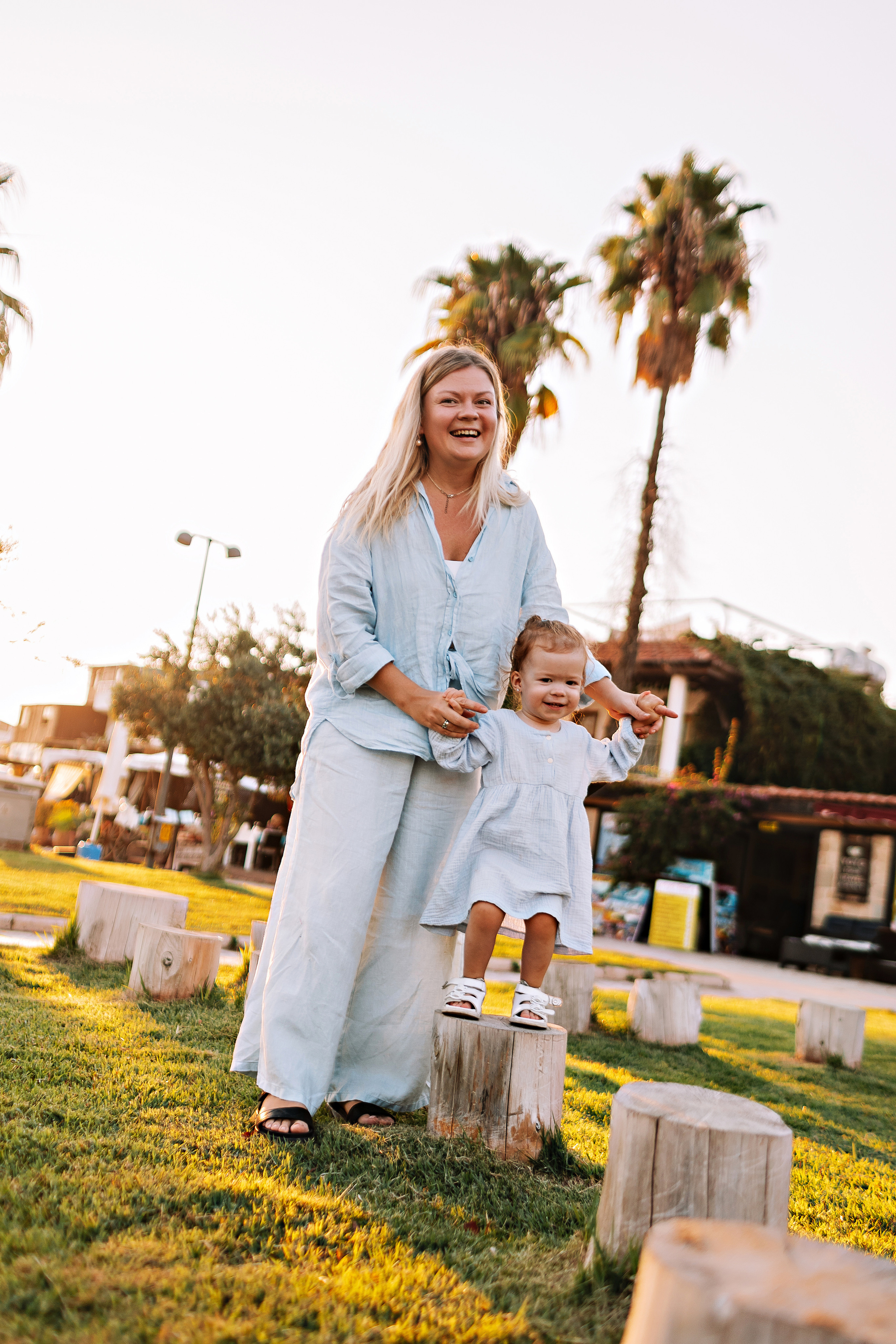 Сиде с малышкой. Семейный фотограф Тюмень, фотограф на роды Салмина Мария