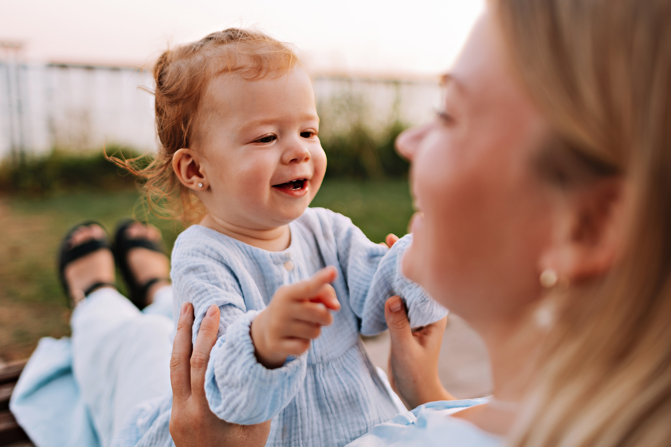 Сиде с малышкой. Семейный фотограф Тюмень, фотограф на роды Салмина Мария