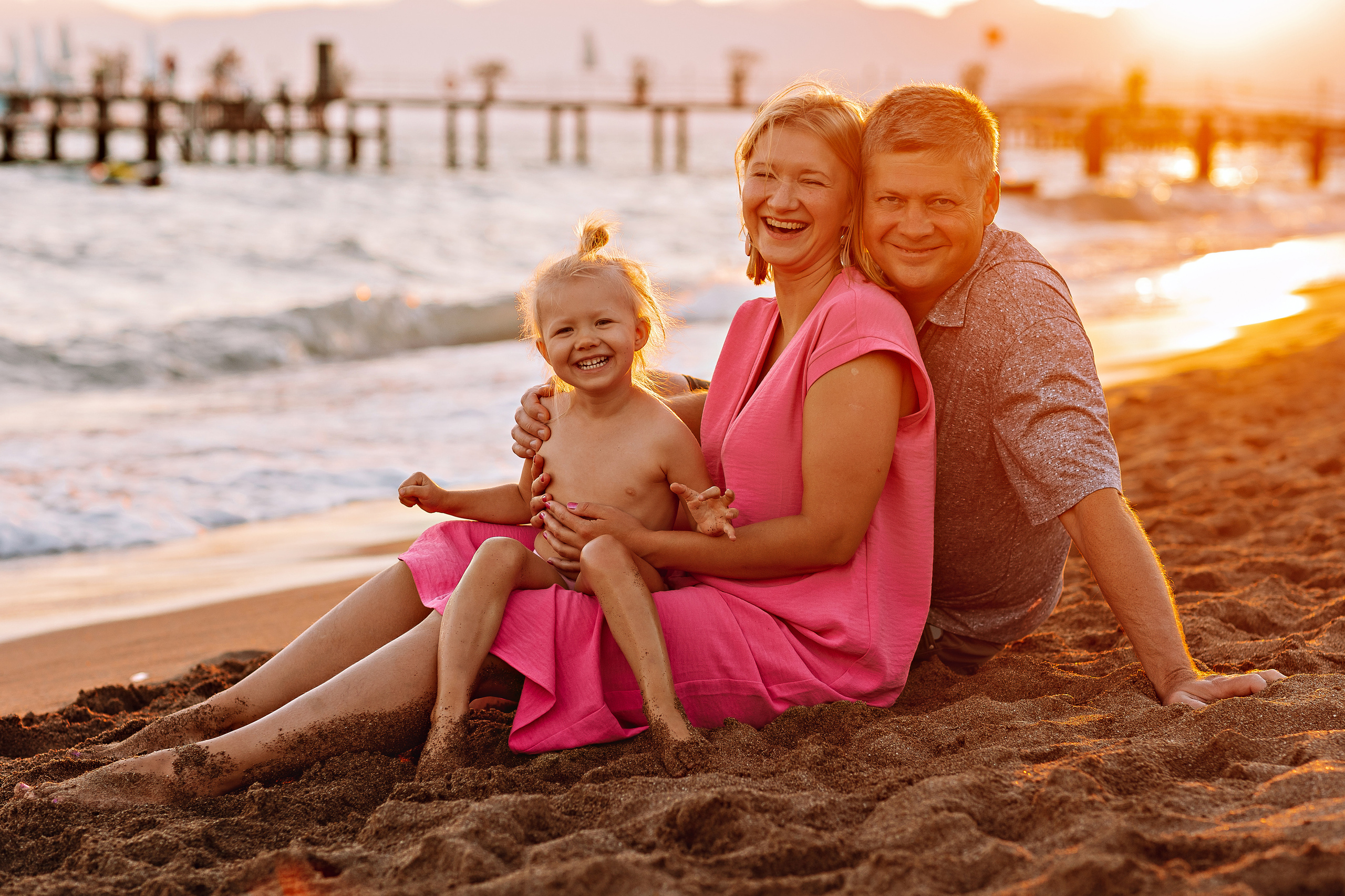 Семейная на берегу. Семейный фотограф Тюмень, фотограф на роды Салмина Мария