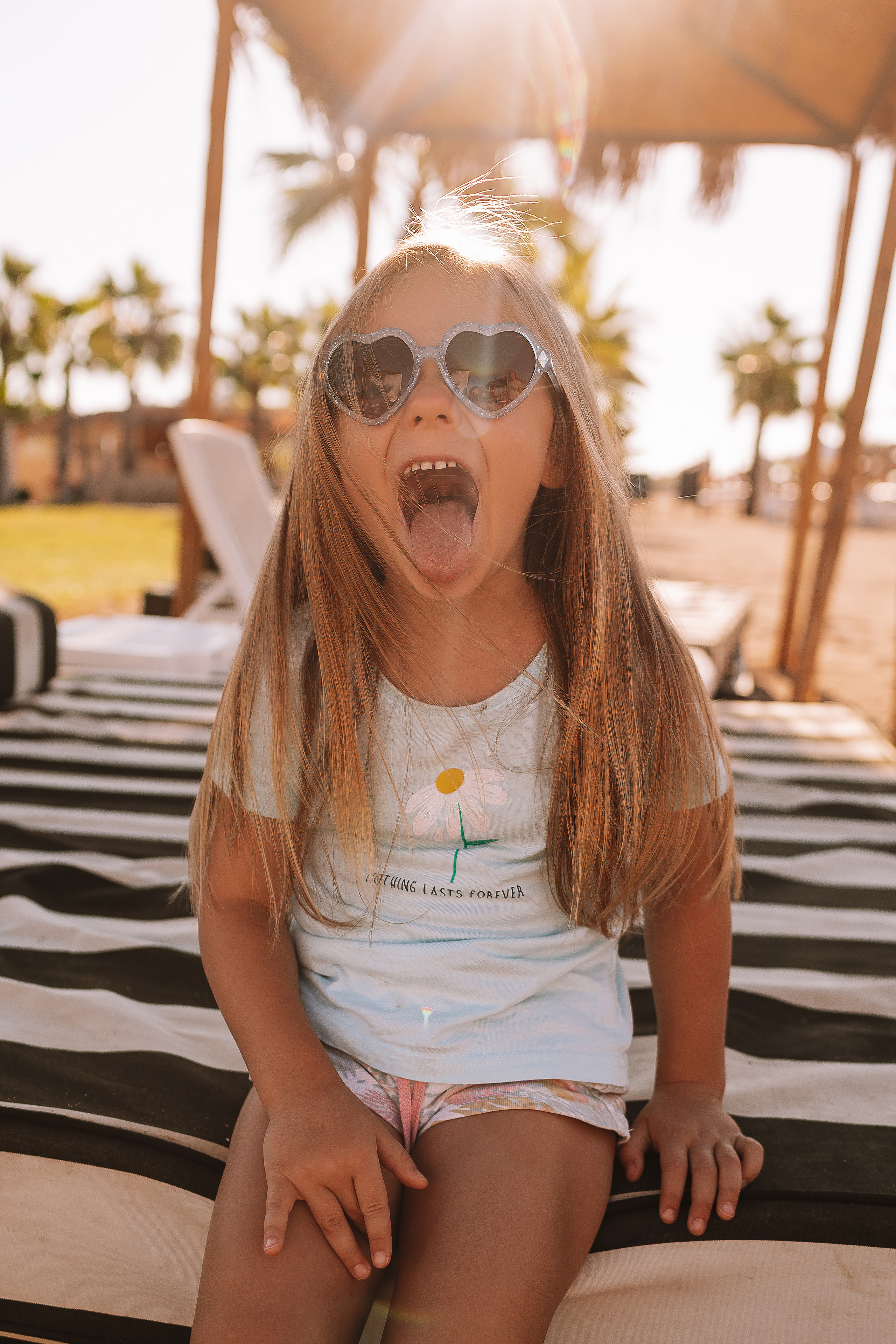 Пляж Сиде (бабушка и внучка). Семейный фотограф Тюмень, фотограф на роды Салмина Мария