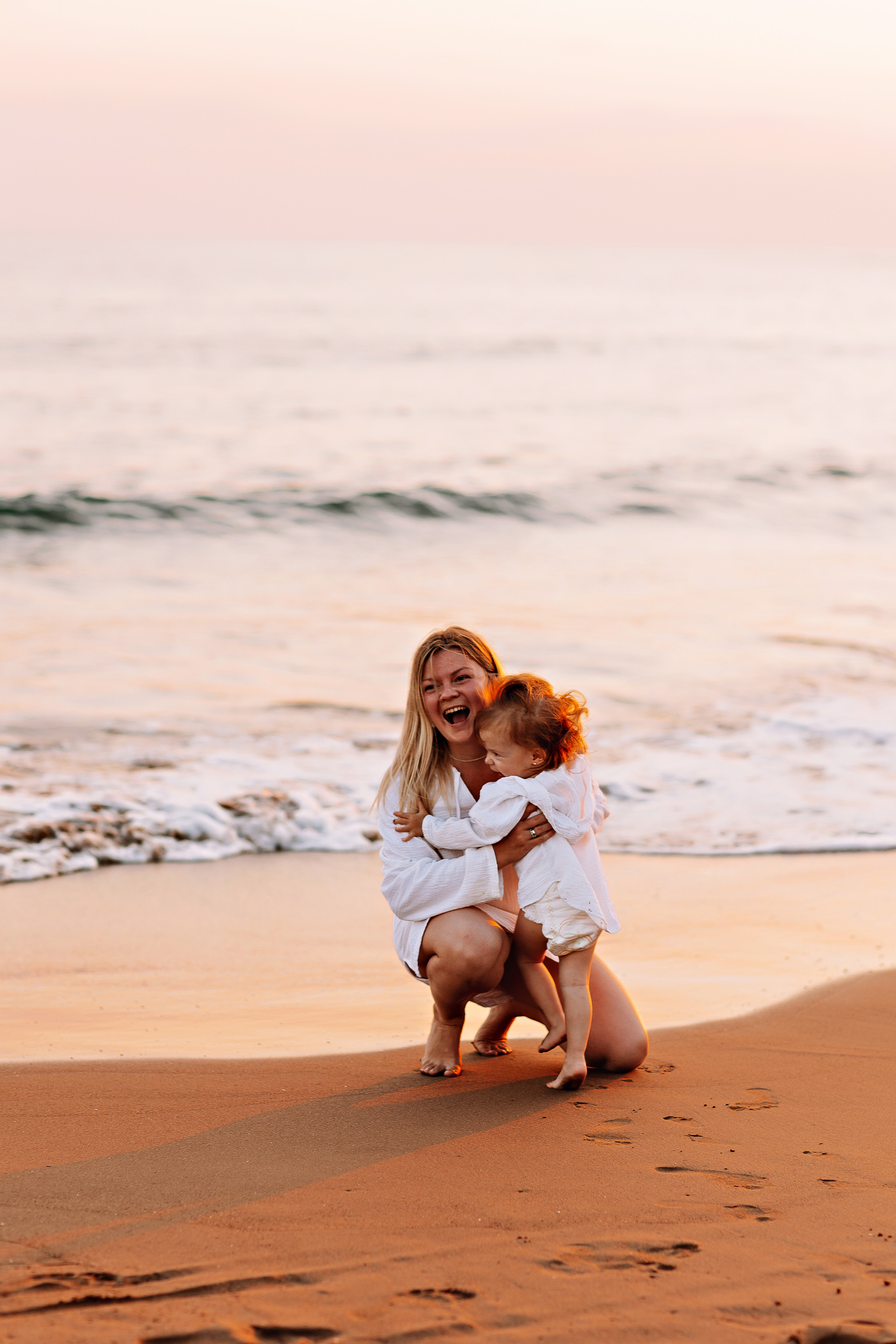 Сиде с малышкой. Семейный фотограф Тюмень, фотограф на роды Салмина Мария