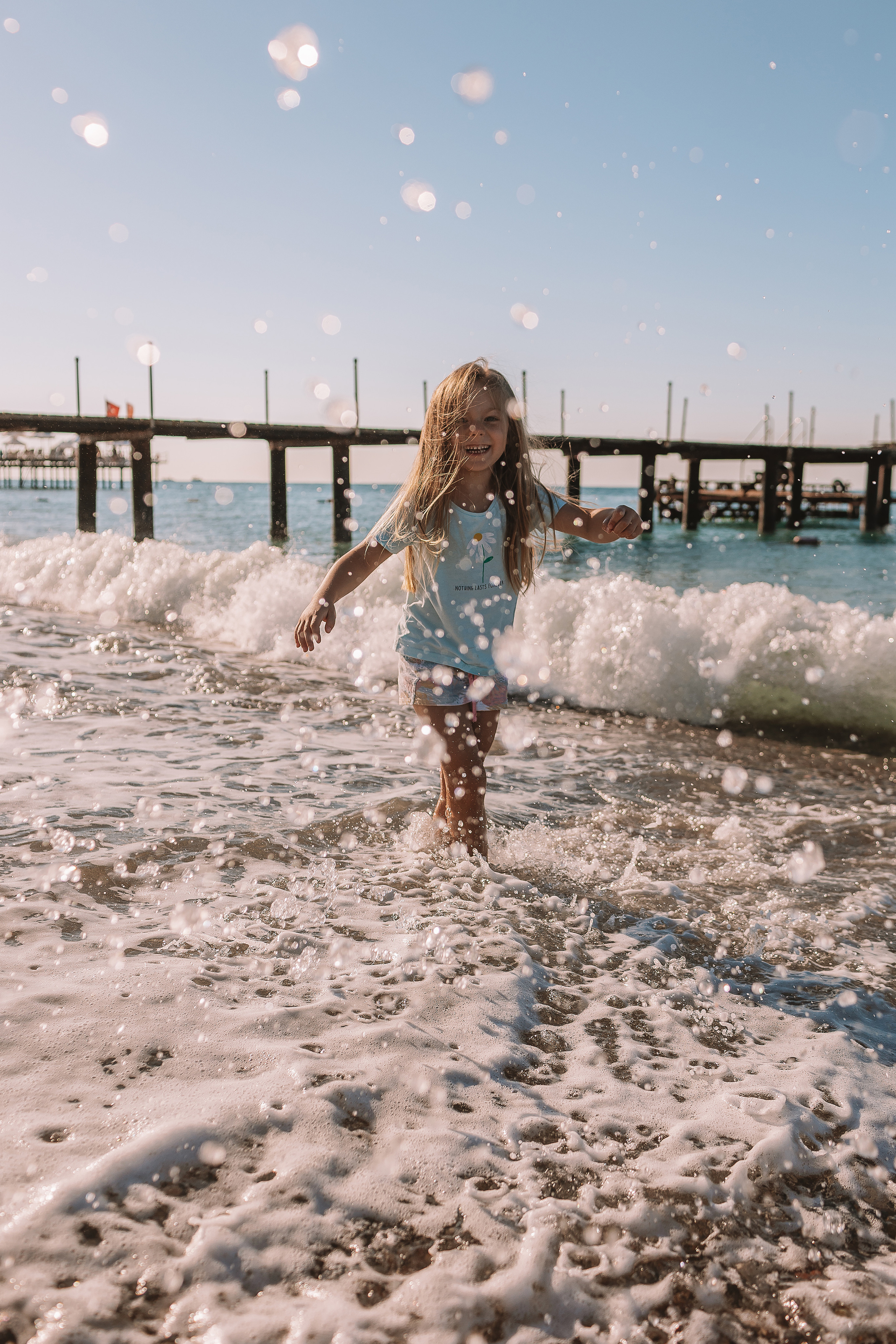 Пляж Сиде (бабушка и внучка). Семейный фотограф Тюмень, фотограф на роды Салмина Мария
