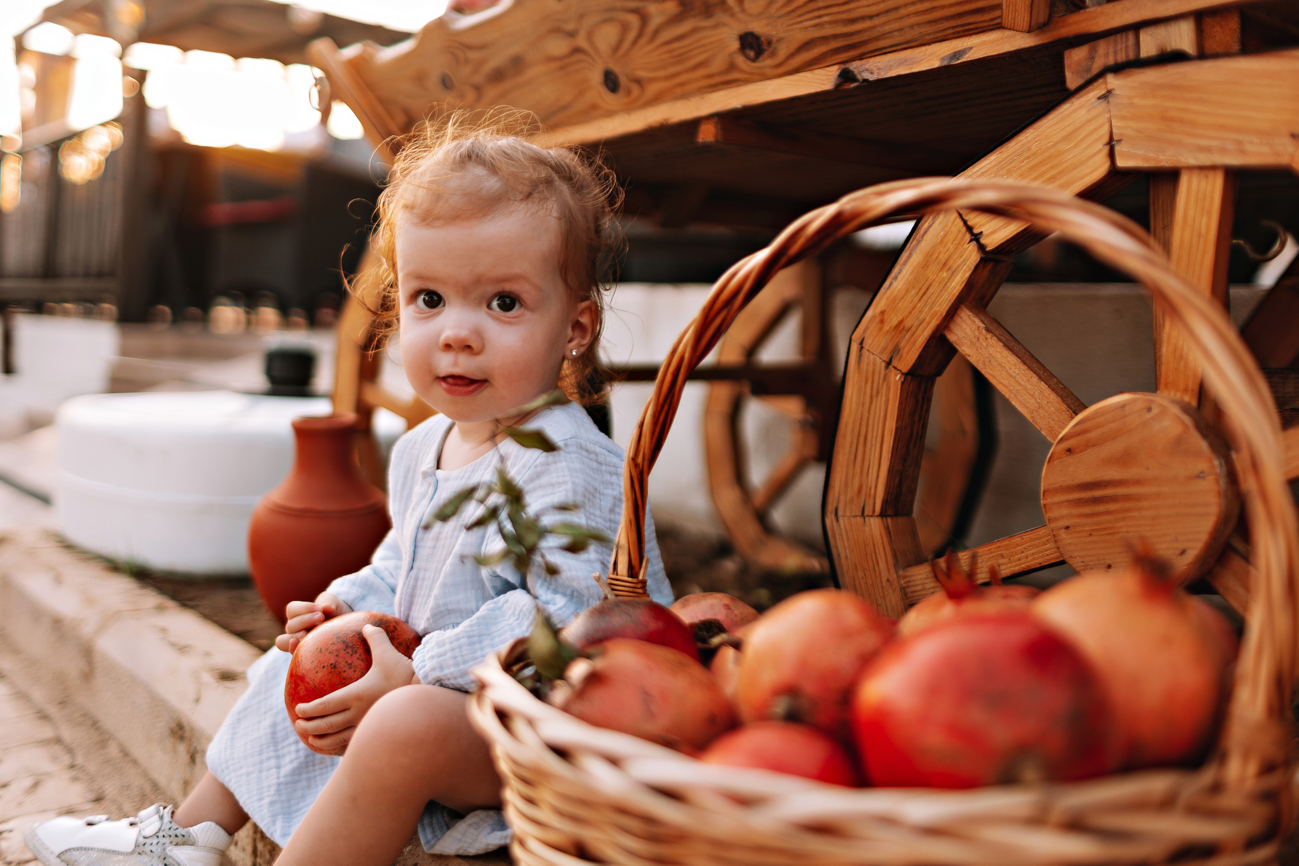 Сиде с малышкой. Семейный фотограф Тюмень, фотограф на роды Салмина Мария