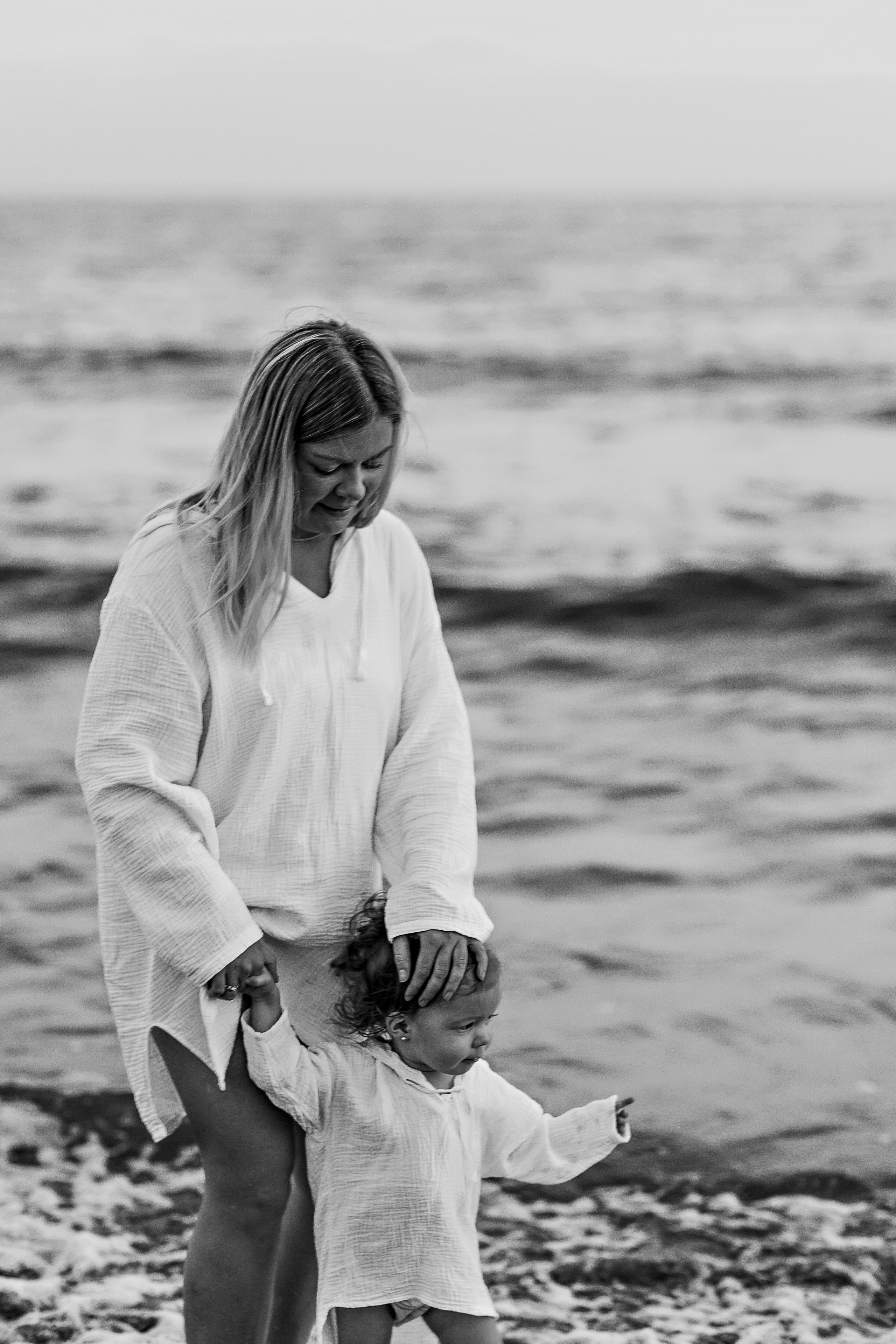 Сиде с малышкой. Семейный фотограф Тюмень, фотограф на роды Салмина Мария