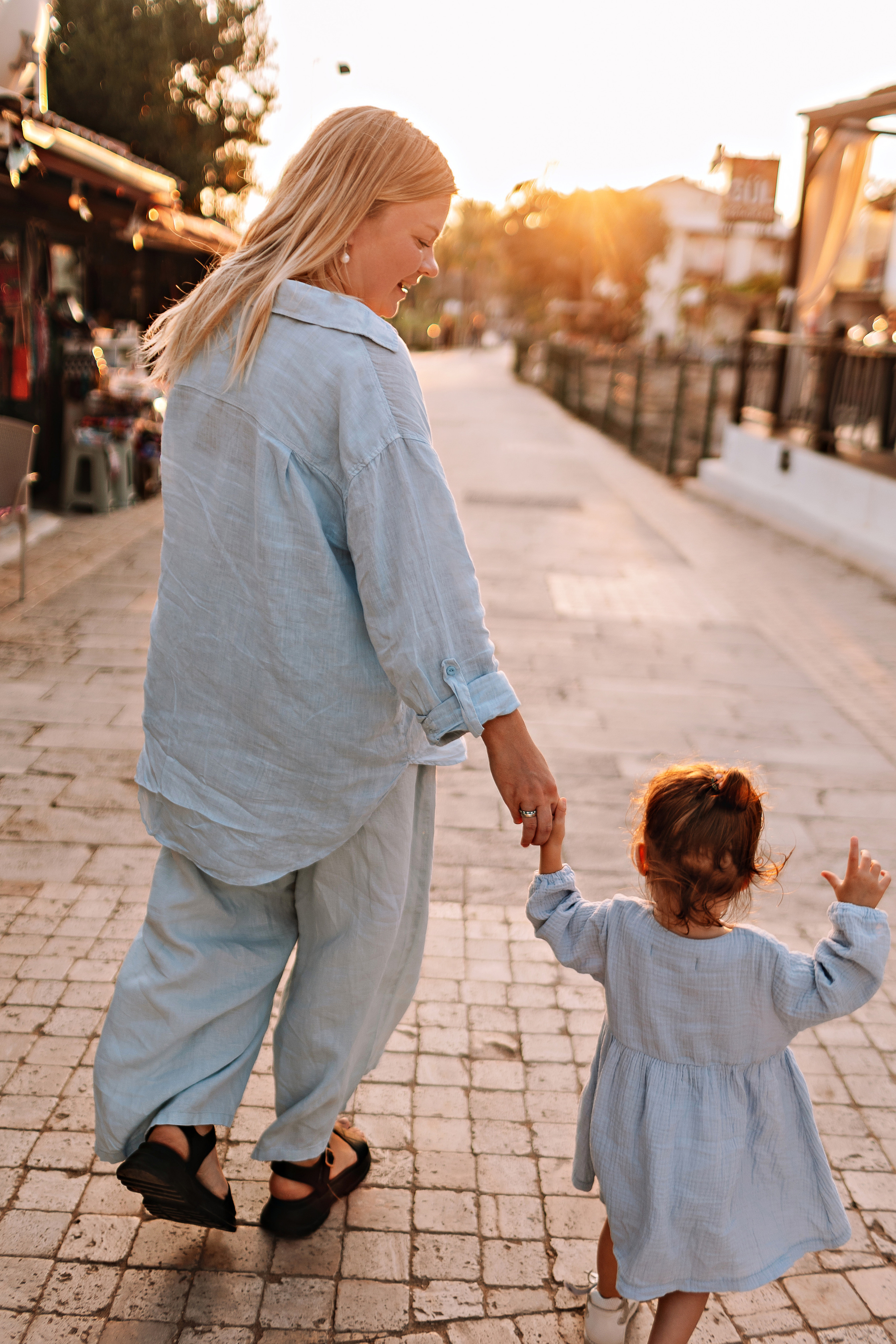 Сиде с малышкой. Семейный фотограф Тюмень, фотограф на роды Салмина Мария