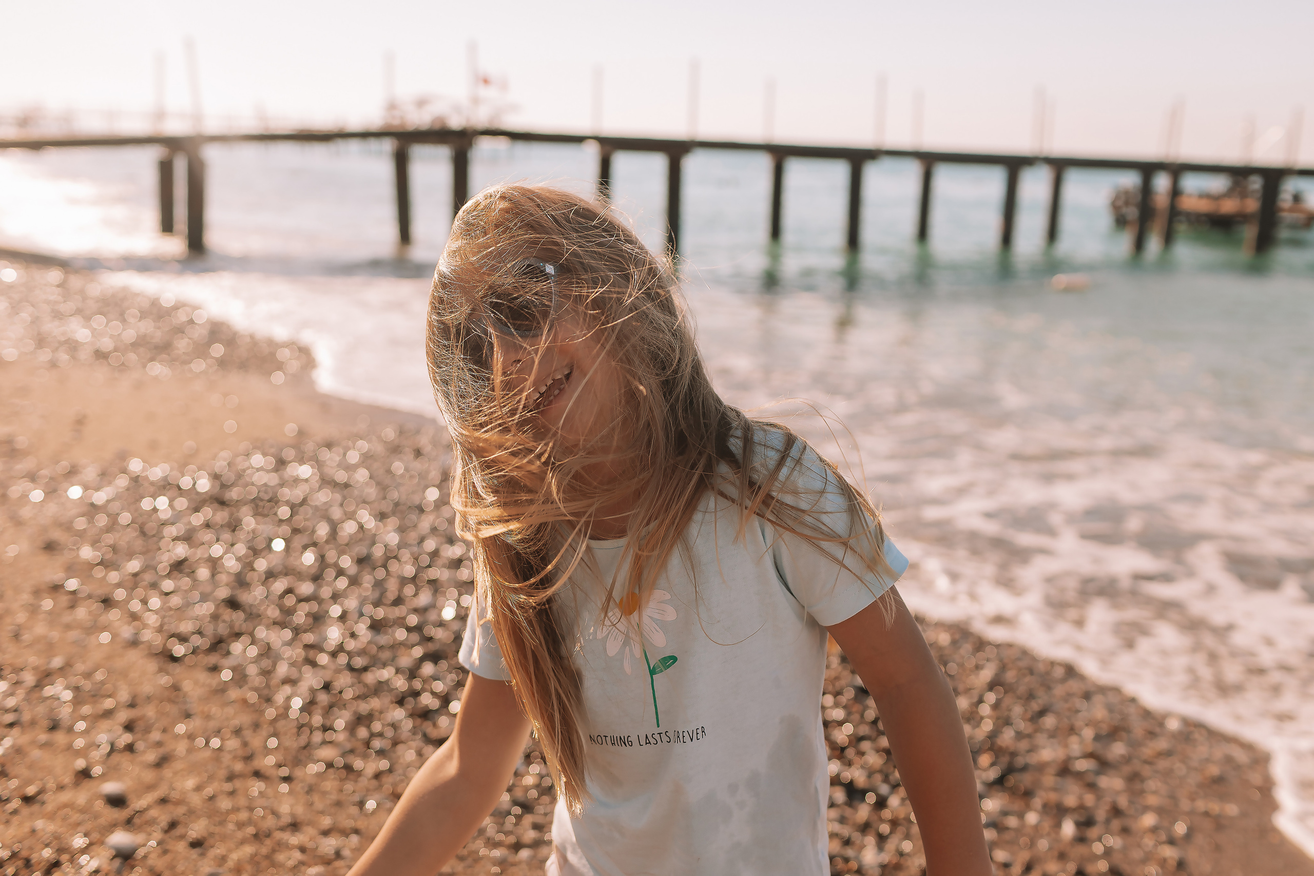 Пляж Сиде (бабушка и внучка). Семейный фотограф Тюмень, фотограф на роды Салмина Мария