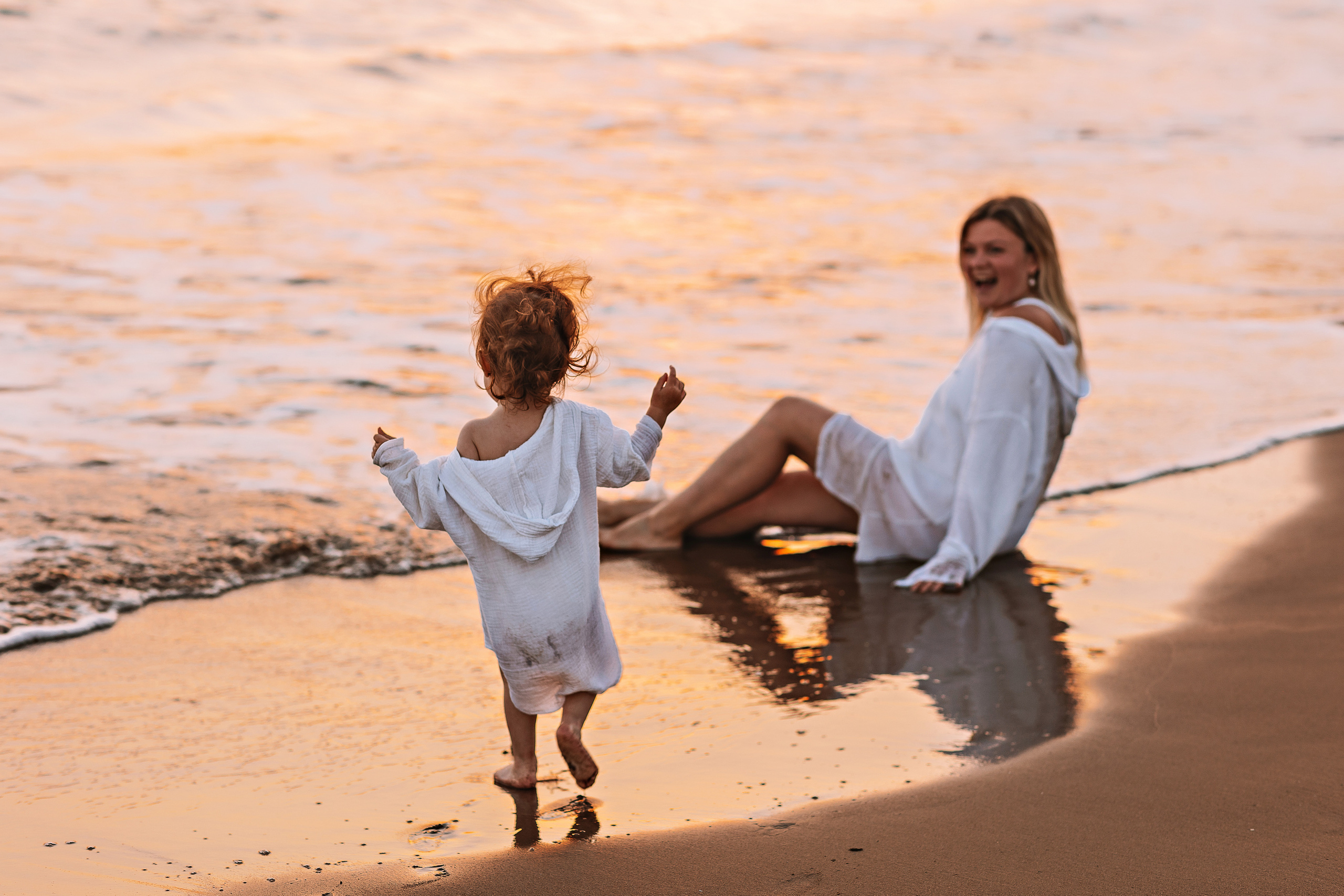 Сиде с малышкой. Семейный фотограф Тюмень, фотограф на роды Салмина Мария