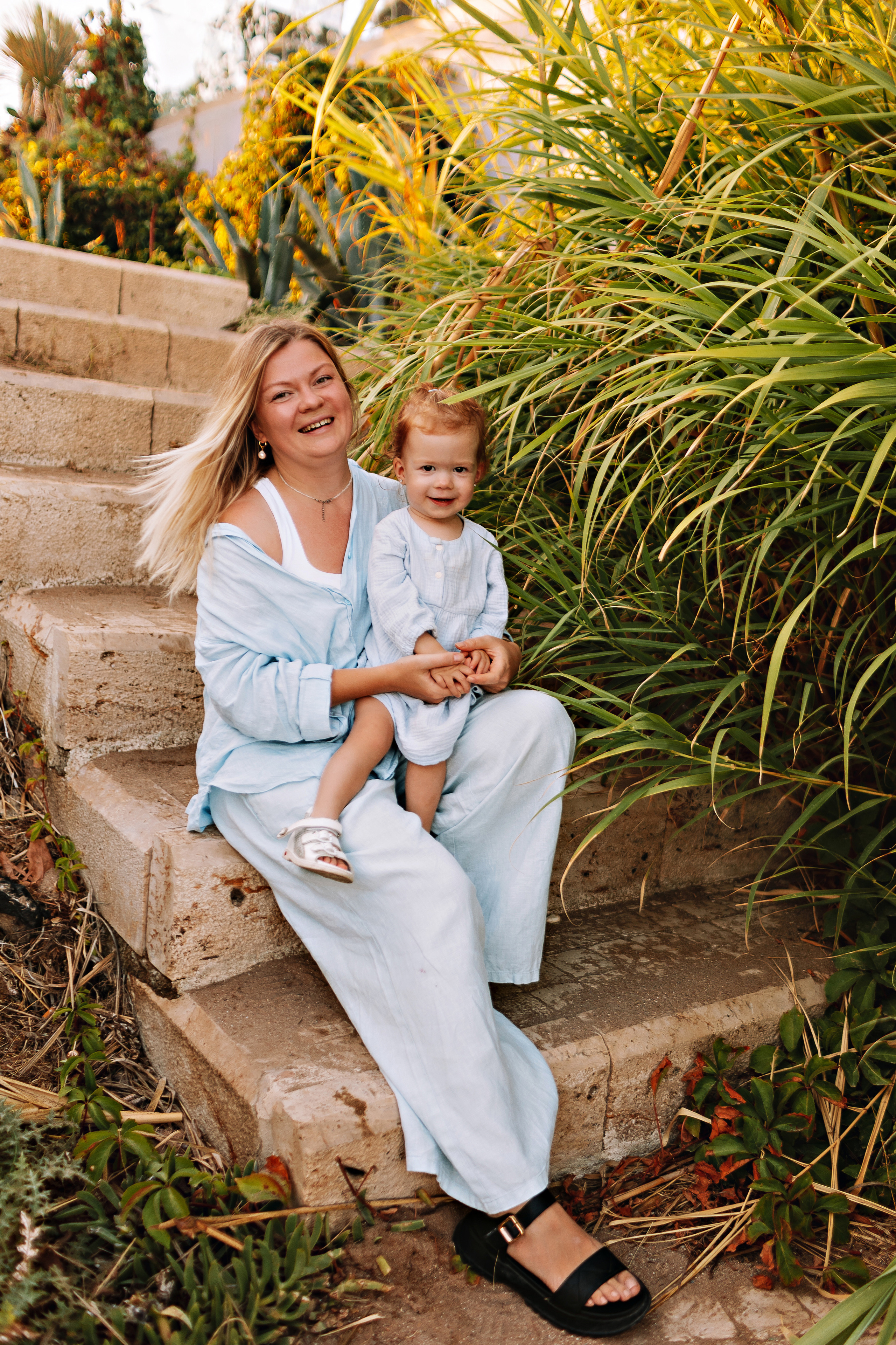 Сиде с малышкой. Семейный фотограф Тюмень, фотограф на роды Салмина Мария