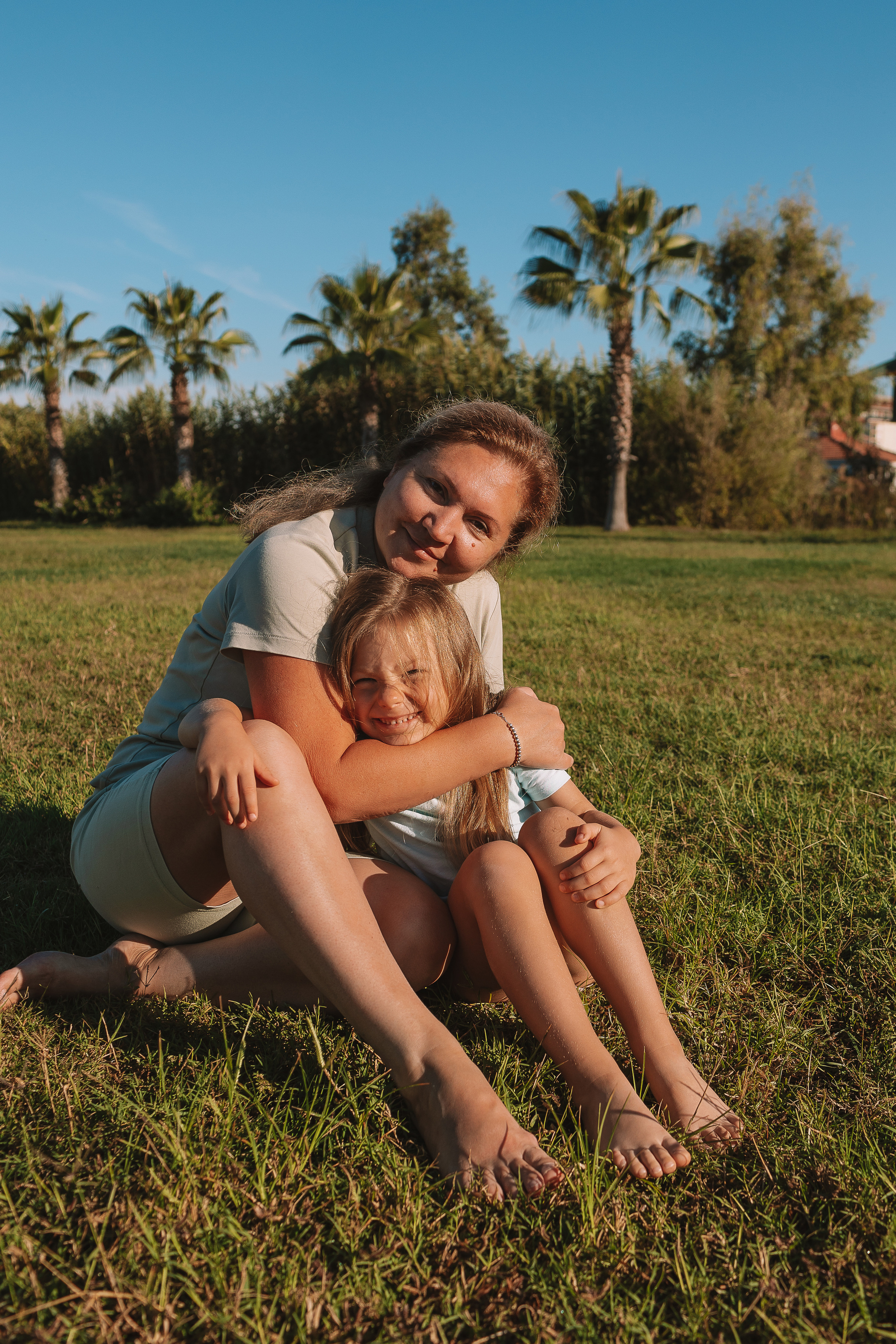 Пляж Сиде (бабушка и внучка). Семейный фотограф Тюмень, фотограф на роды Салмина Мария
