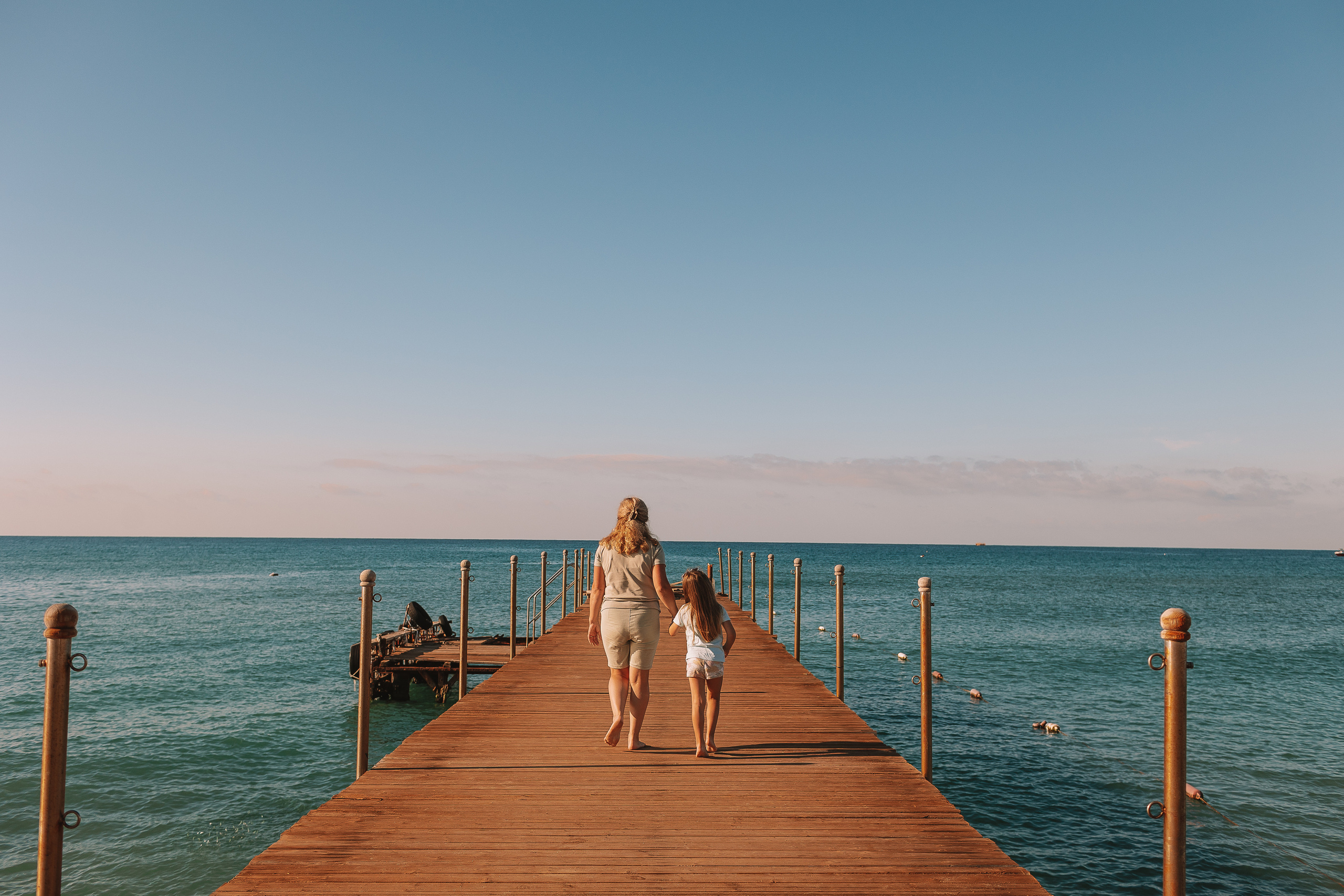 Пляж Сиде (бабушка и внучка). Семейный фотограф Тюмень, фотограф на роды Салмина Мария