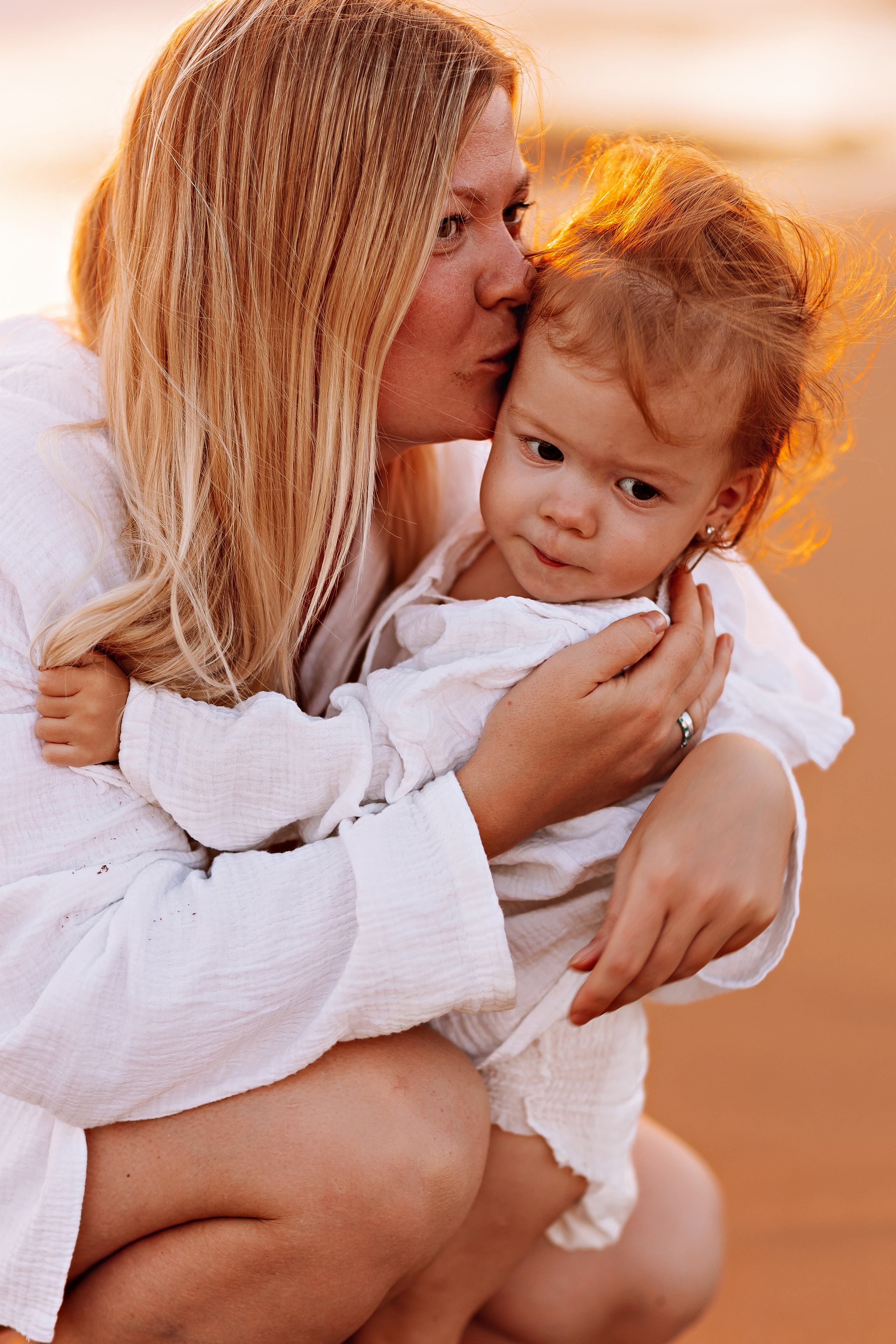 Сиде с малышкой. Семейный фотограф Тюмень, фотограф на роды Салмина Мария