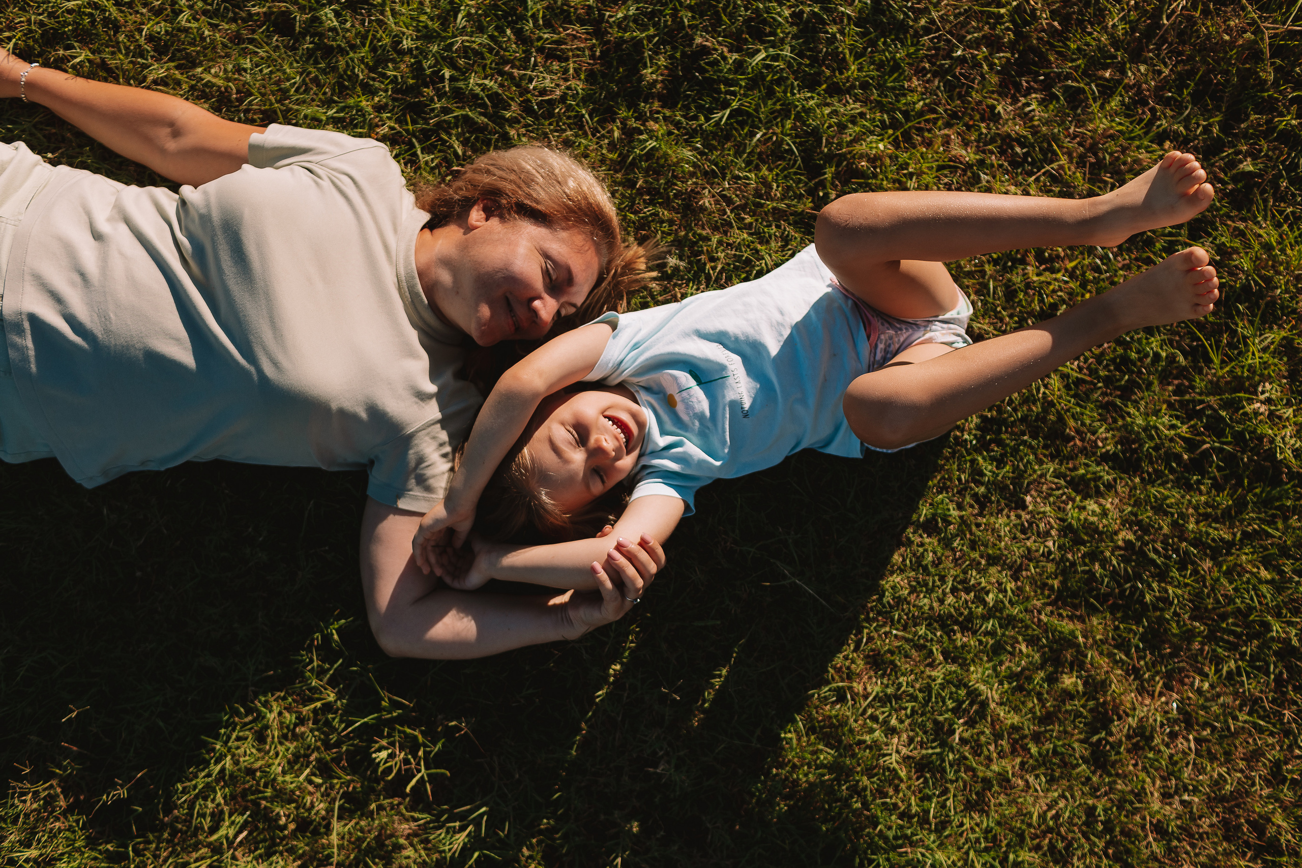 Пляж Сиде (бабушка и внучка). Семейный фотограф Тюмень, фотограф на роды Салмина Мария