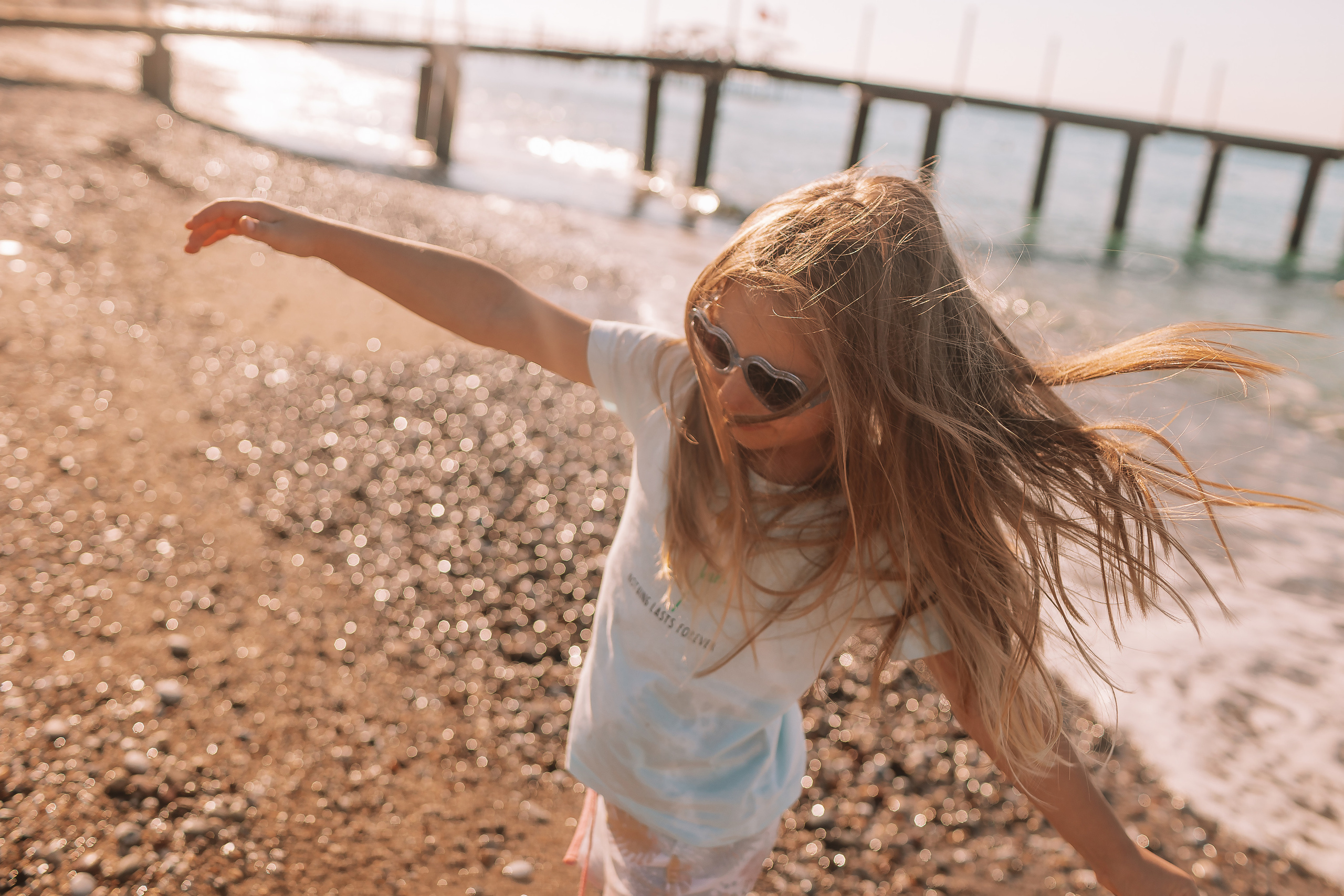 Пляж Сиде (бабушка и внучка). Семейный фотограф Тюмень, фотограф на роды Салмина Мария