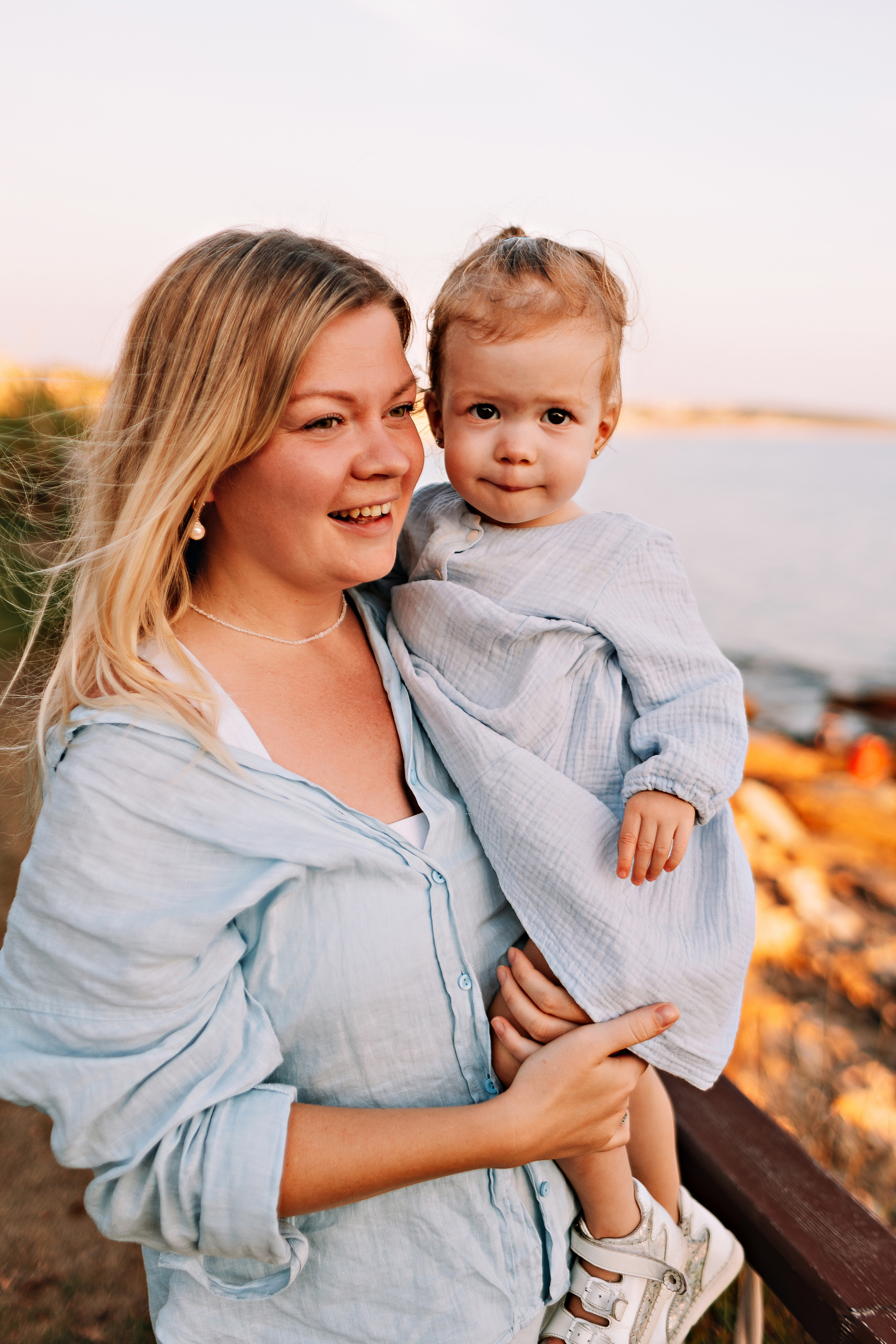 Сиде с малышкой. Семейный фотограф Тюмень, фотограф на роды Салмина Мария