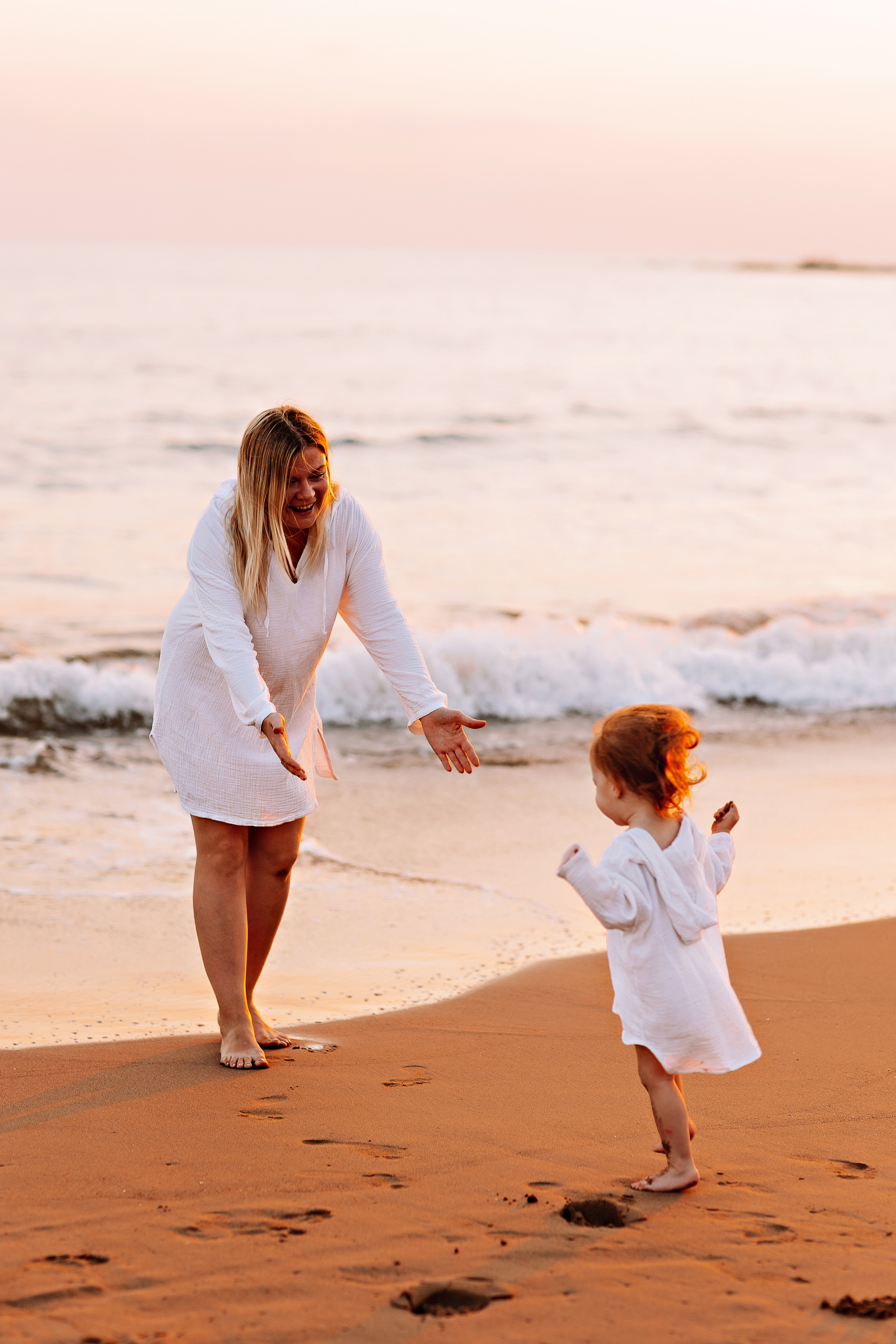 Сиде с малышкой. Семейный фотограф Тюмень, фотограф на роды Салмина Мария