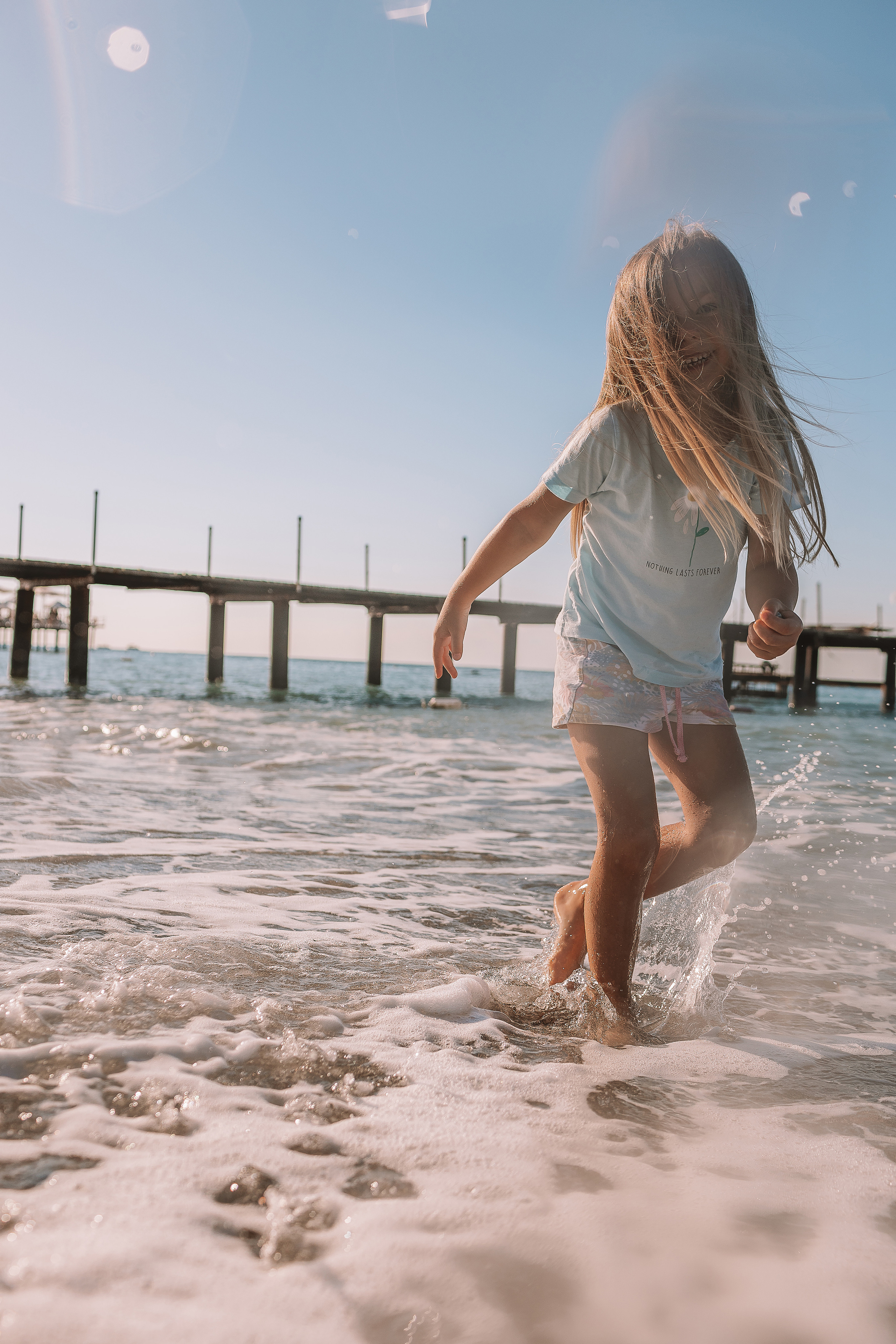 Пляж Сиде (бабушка и внучка). Семейный фотограф Тюмень, фотограф на роды Салмина Мария