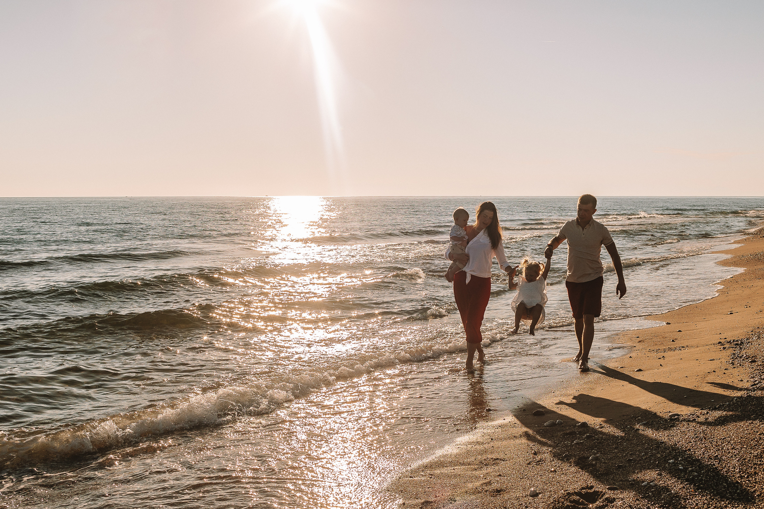 Семейная у моря. Семейный фотограф Тюмень, фотограф на роды Салмина Мария