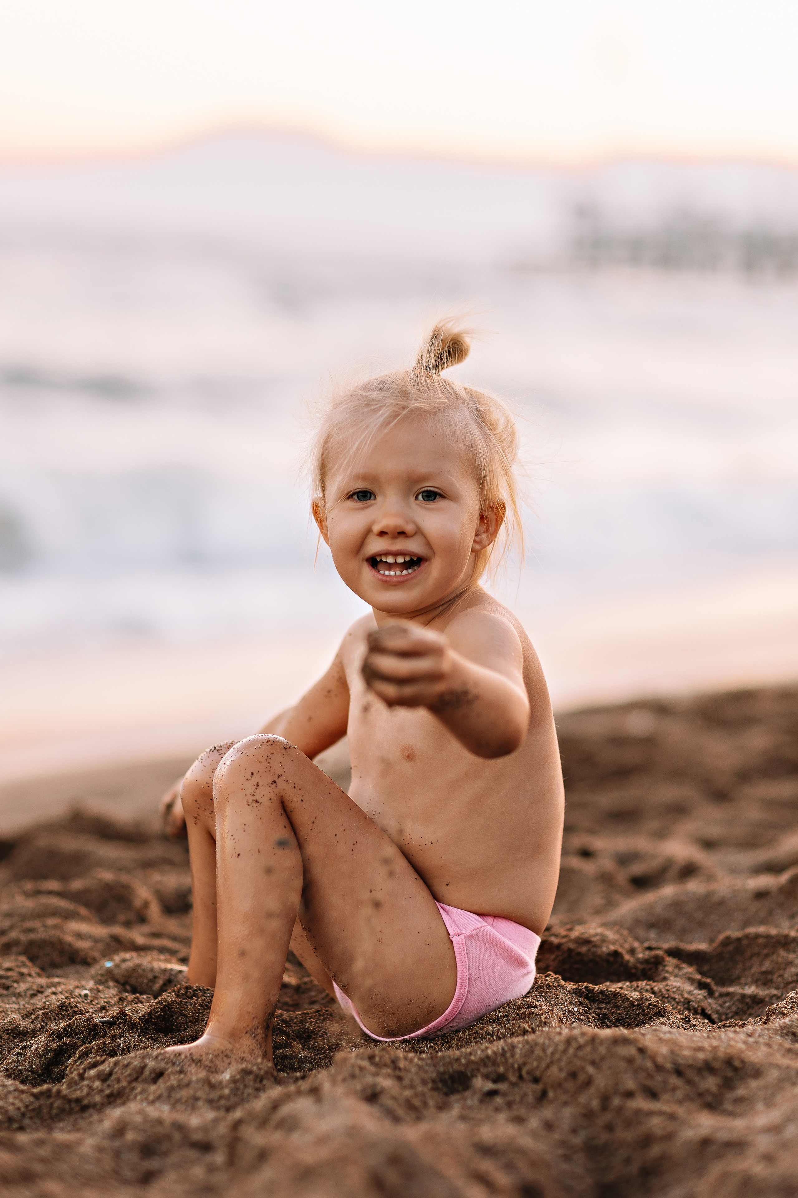 Семейная на берегу. Семейный фотограф Тюмень, фотограф на роды Салмина Мария