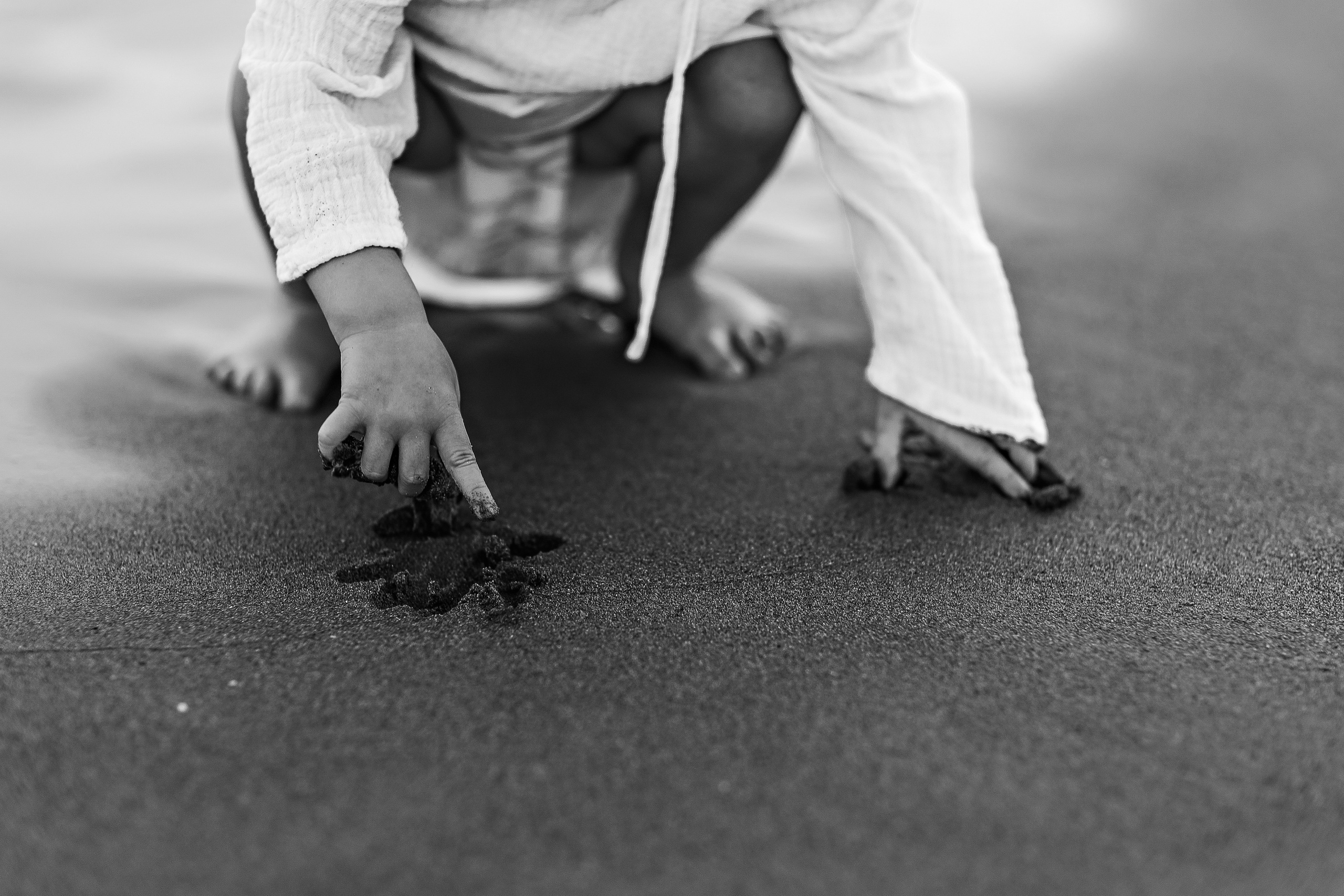 Сиде с малышкой. Семейный фотограф Тюмень, фотограф на роды Салмина Мария