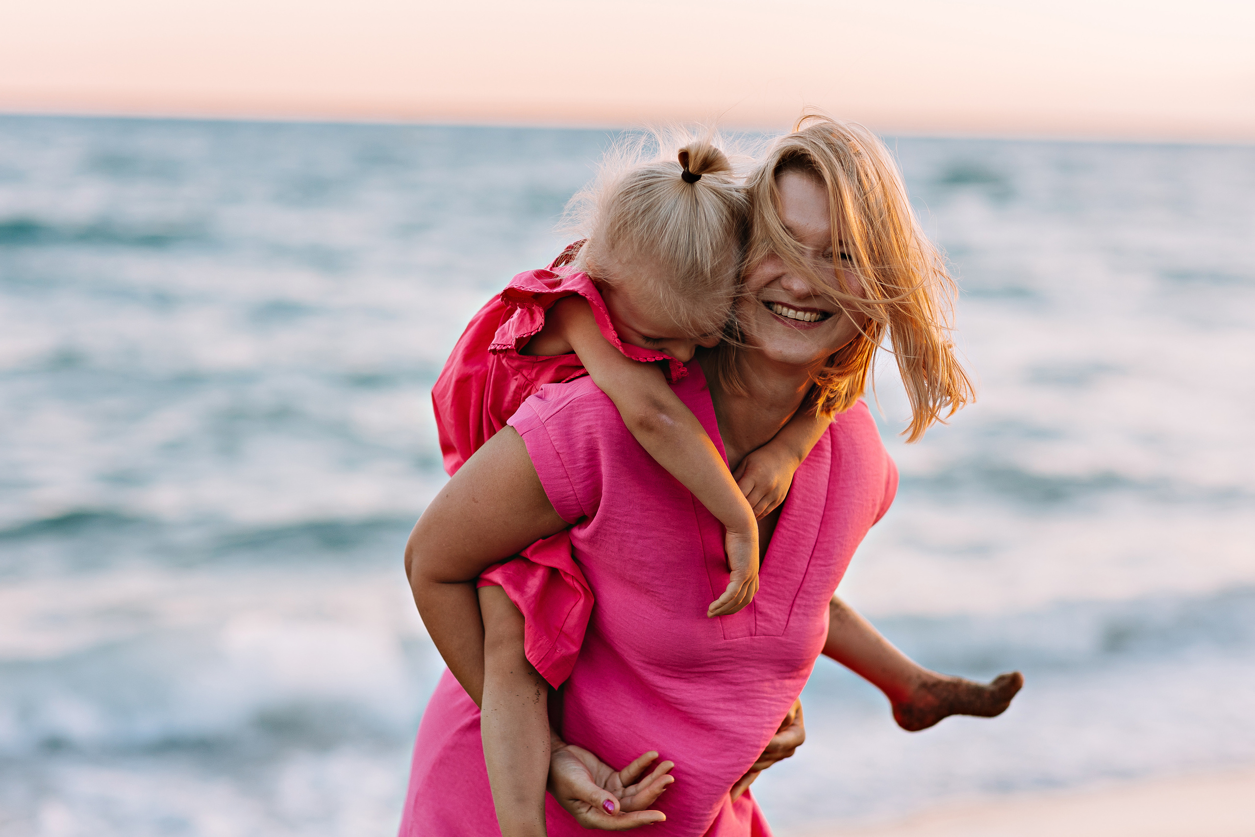 Семейная на берегу. Семейный фотограф Тюмень, фотограф на роды Салмина Мария