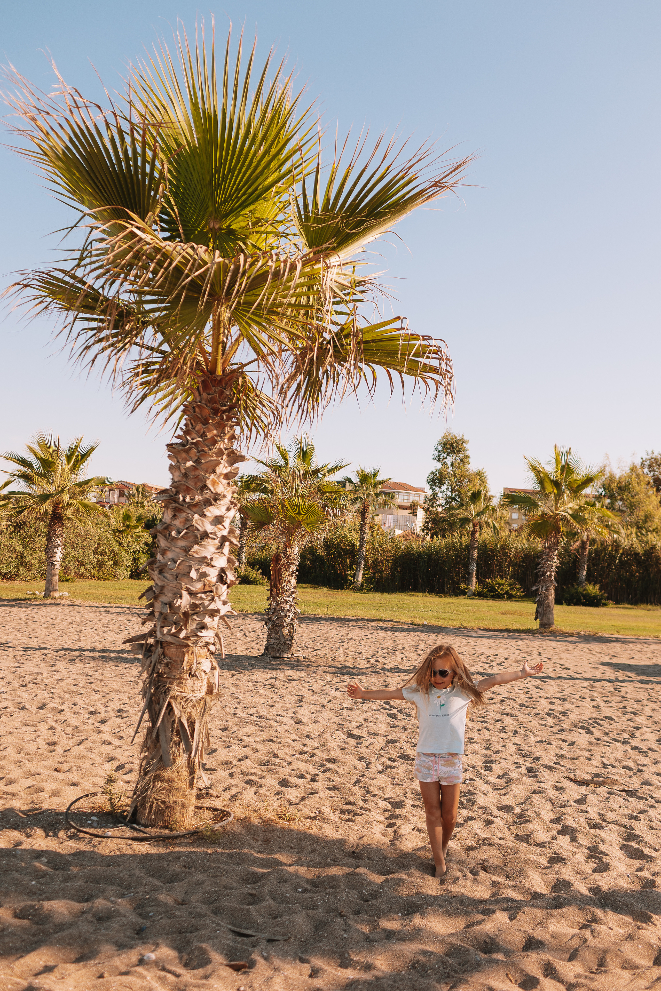 Пляж Сиде (бабушка и внучка). Семейный фотограф Тюмень, фотограф на роды Салмина Мария