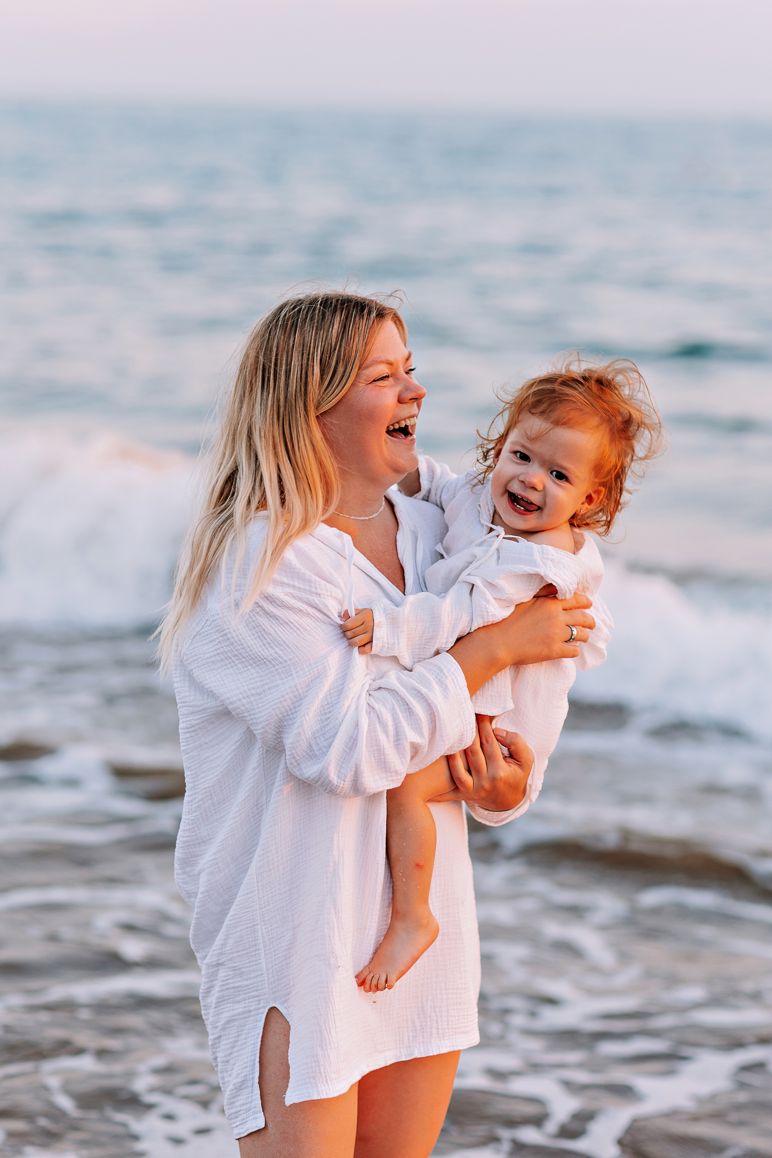 Сиде с малышкой. Семейный фотограф Тюмень, фотограф на роды Салмина Мария