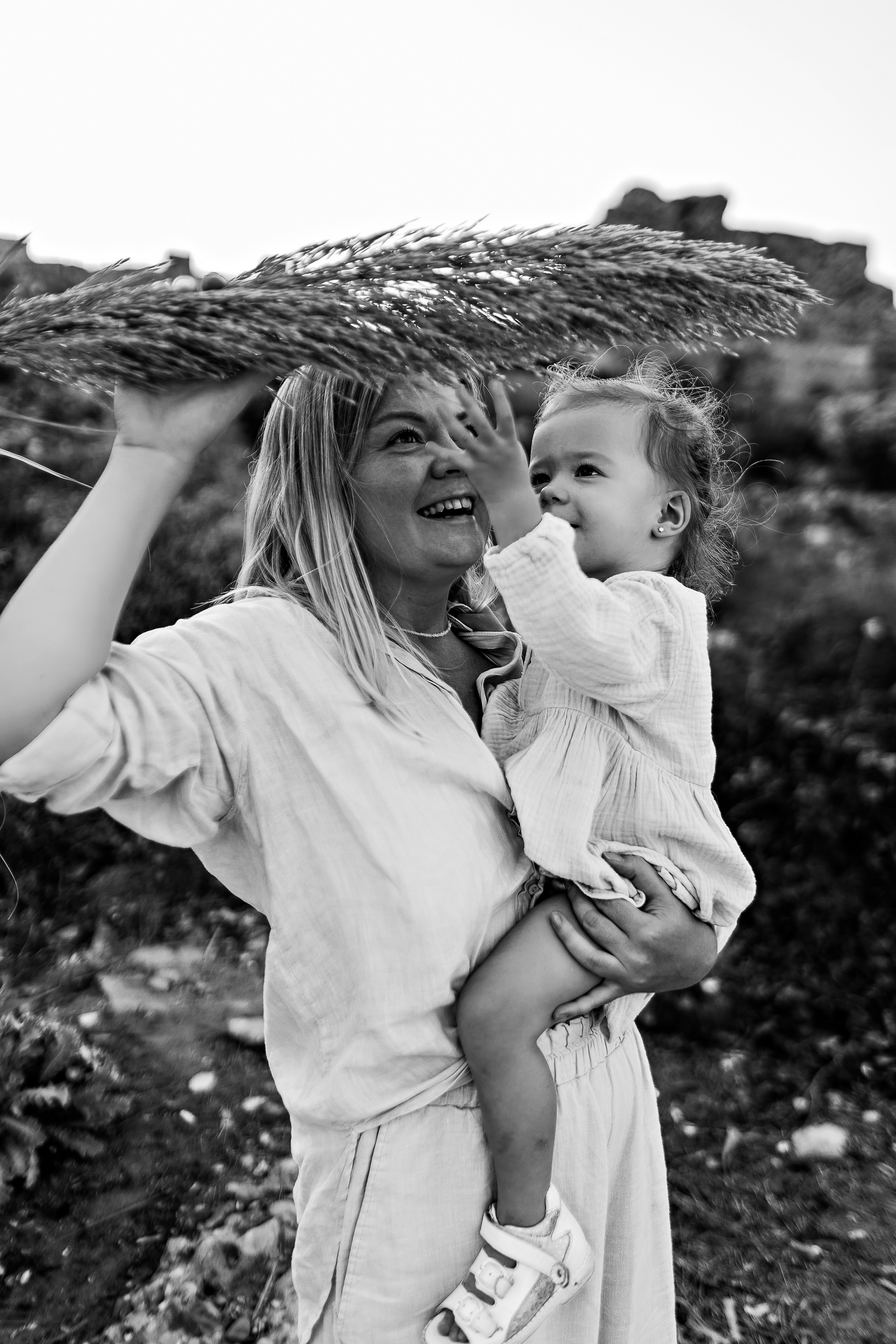 Сиде с малышкой. Семейный фотограф Тюмень, фотограф на роды Салмина Мария