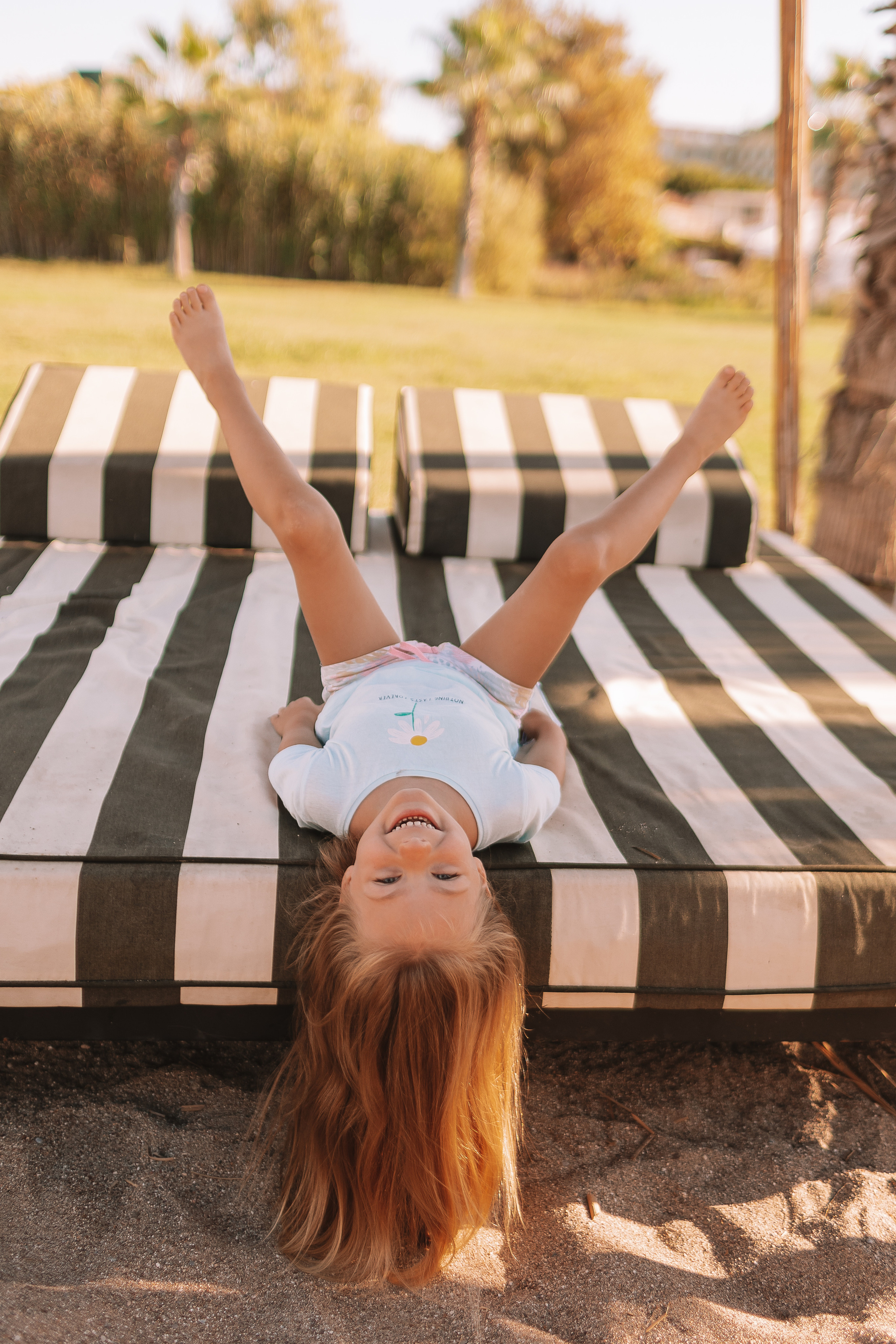 Пляж Сиде (бабушка и внучка). Семейный фотограф Тюмень, фотограф на роды Салмина Мария