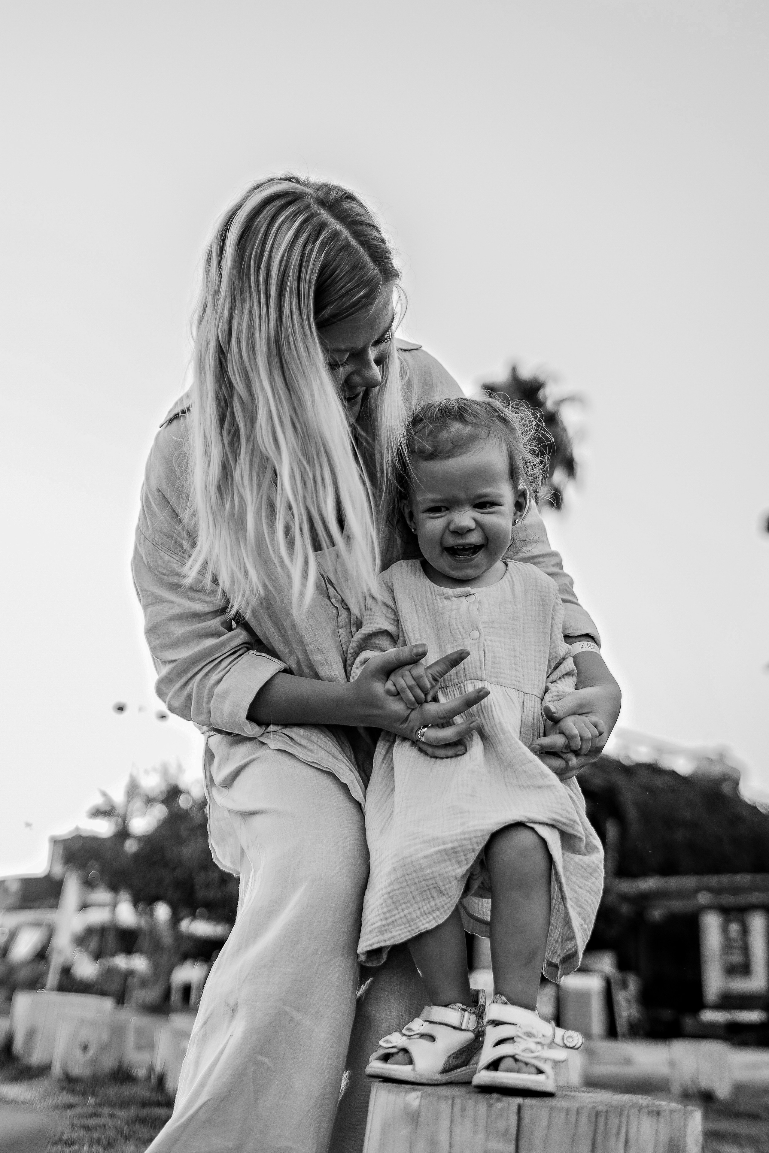 Сиде с малышкой. Семейный фотограф Тюмень, фотограф на роды Салмина Мария