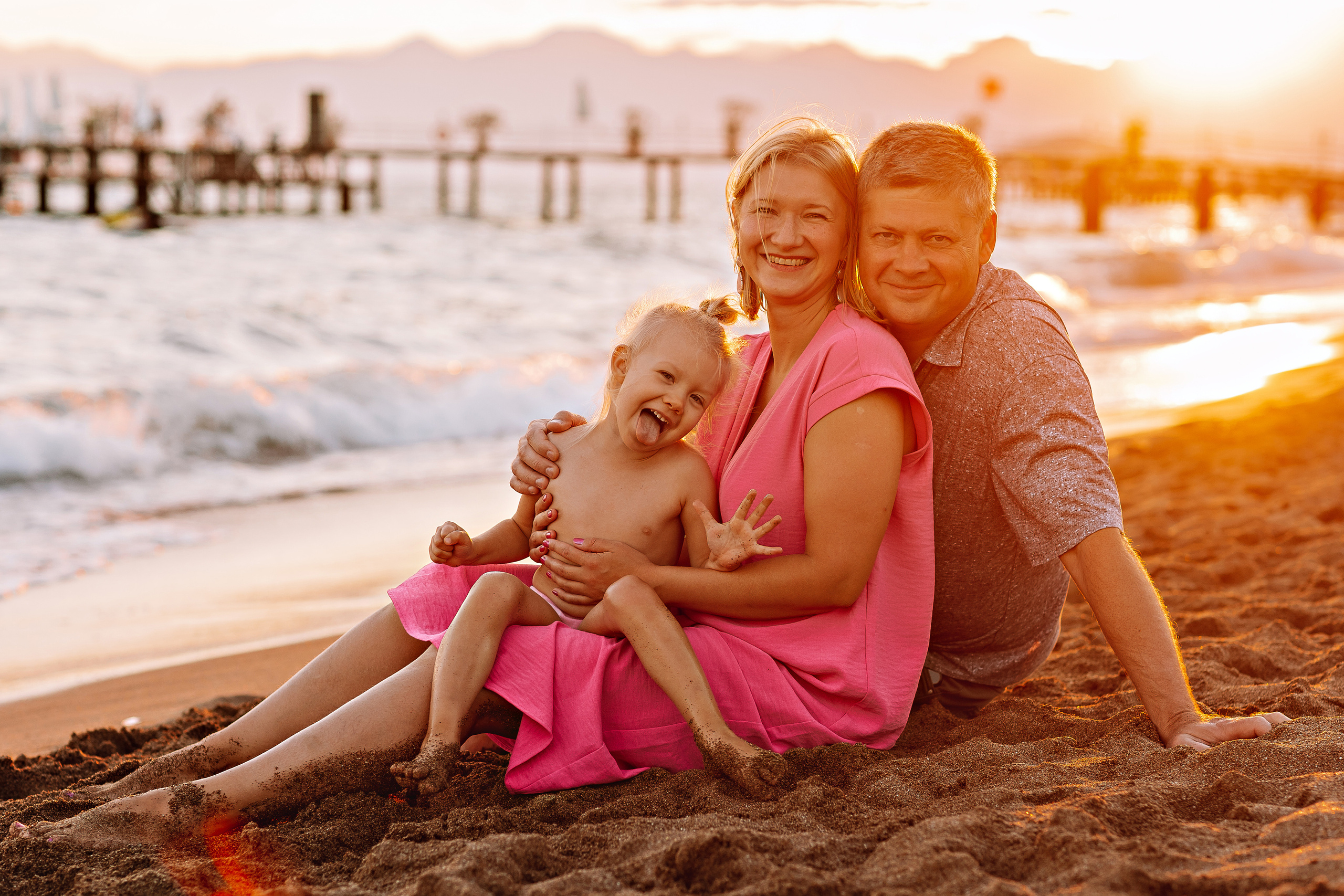 Семейная на берегу. Семейный фотограф Тюмень, фотограф на роды Салмина Мария