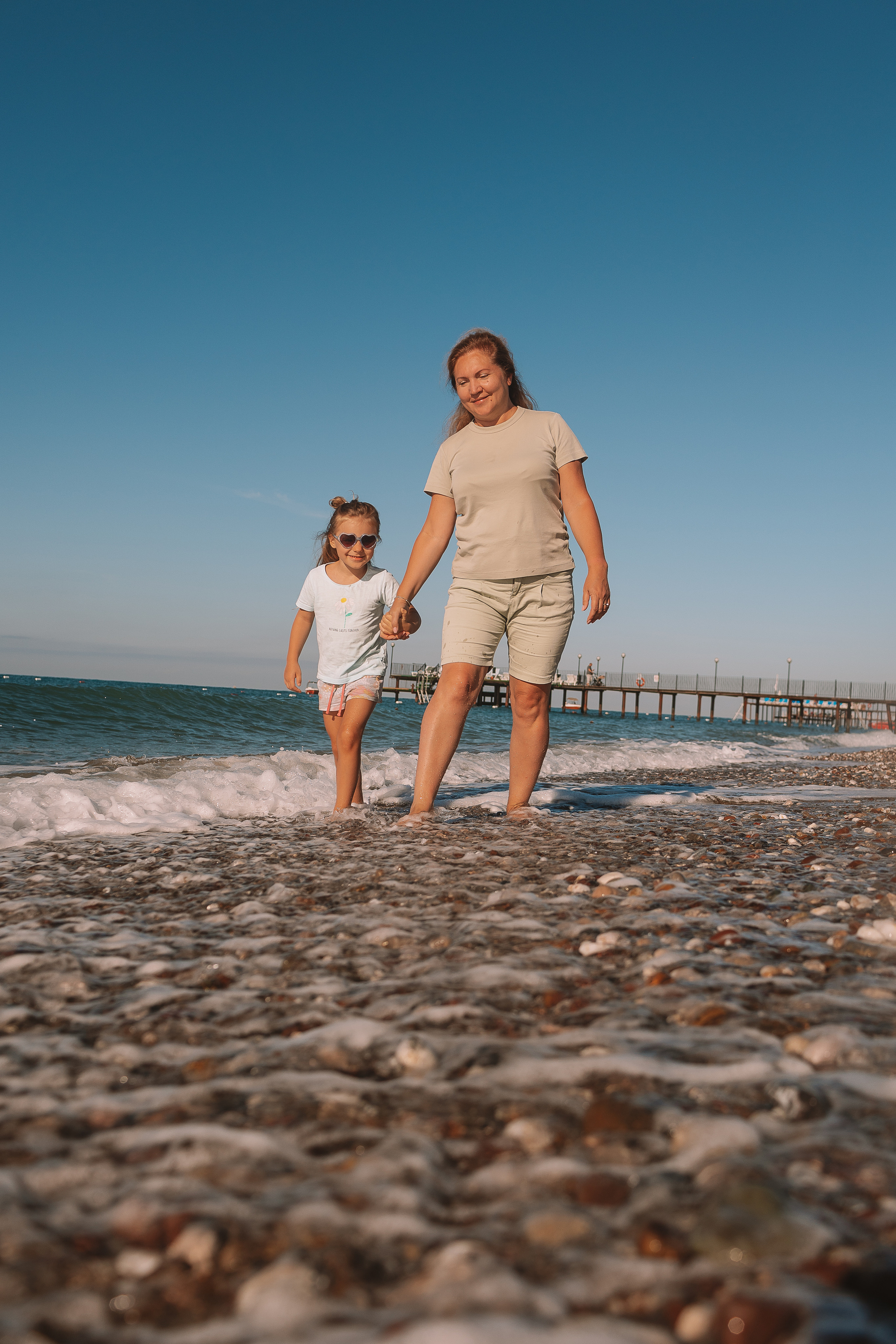 Пляж Сиде (бабушка и внучка). Семейный фотограф Тюмень, фотограф на роды Салмина Мария